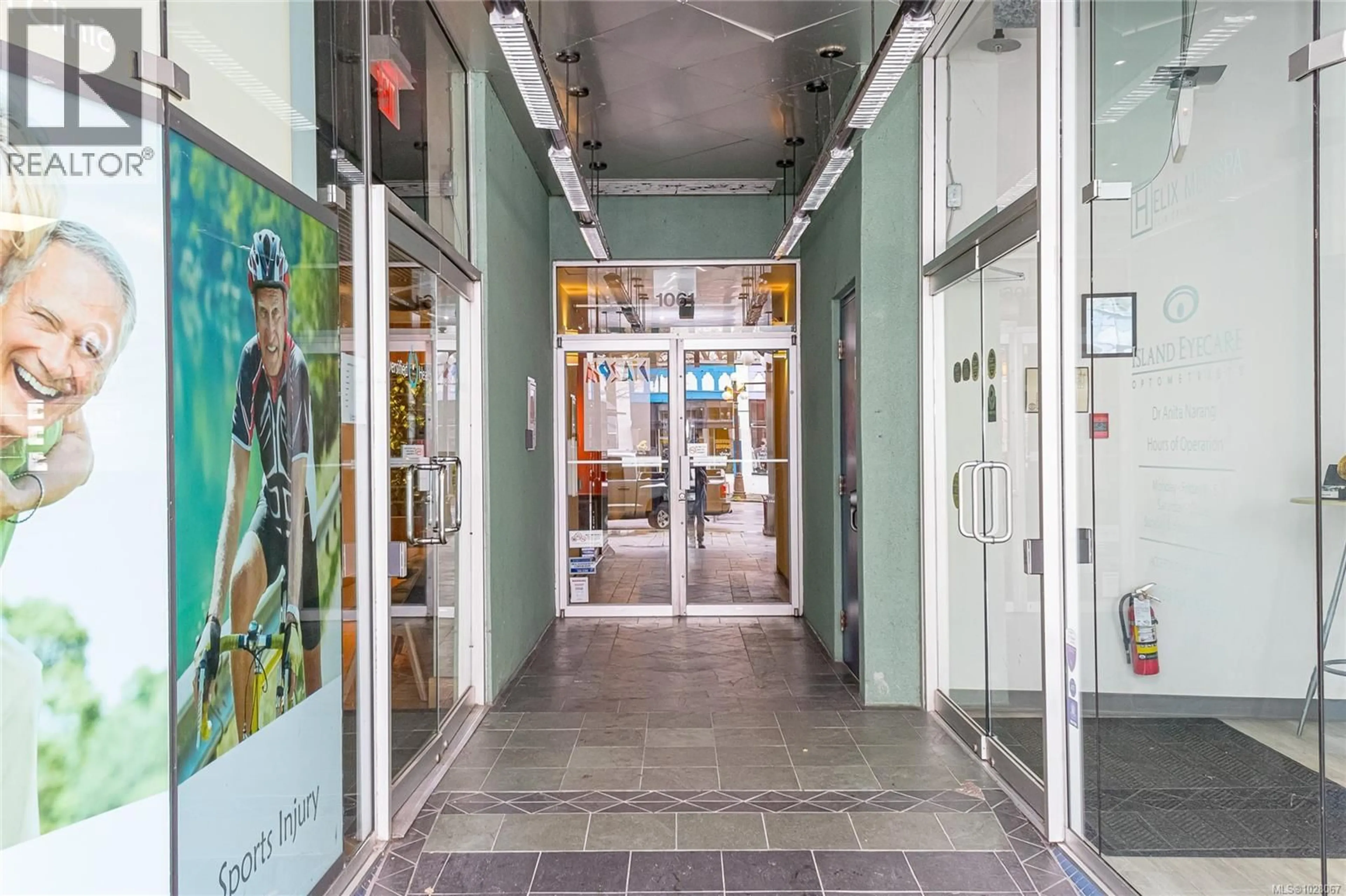 Indoor foyer for 411 - 1061 FORT STREET, Victoria British Columbia V8V5A1