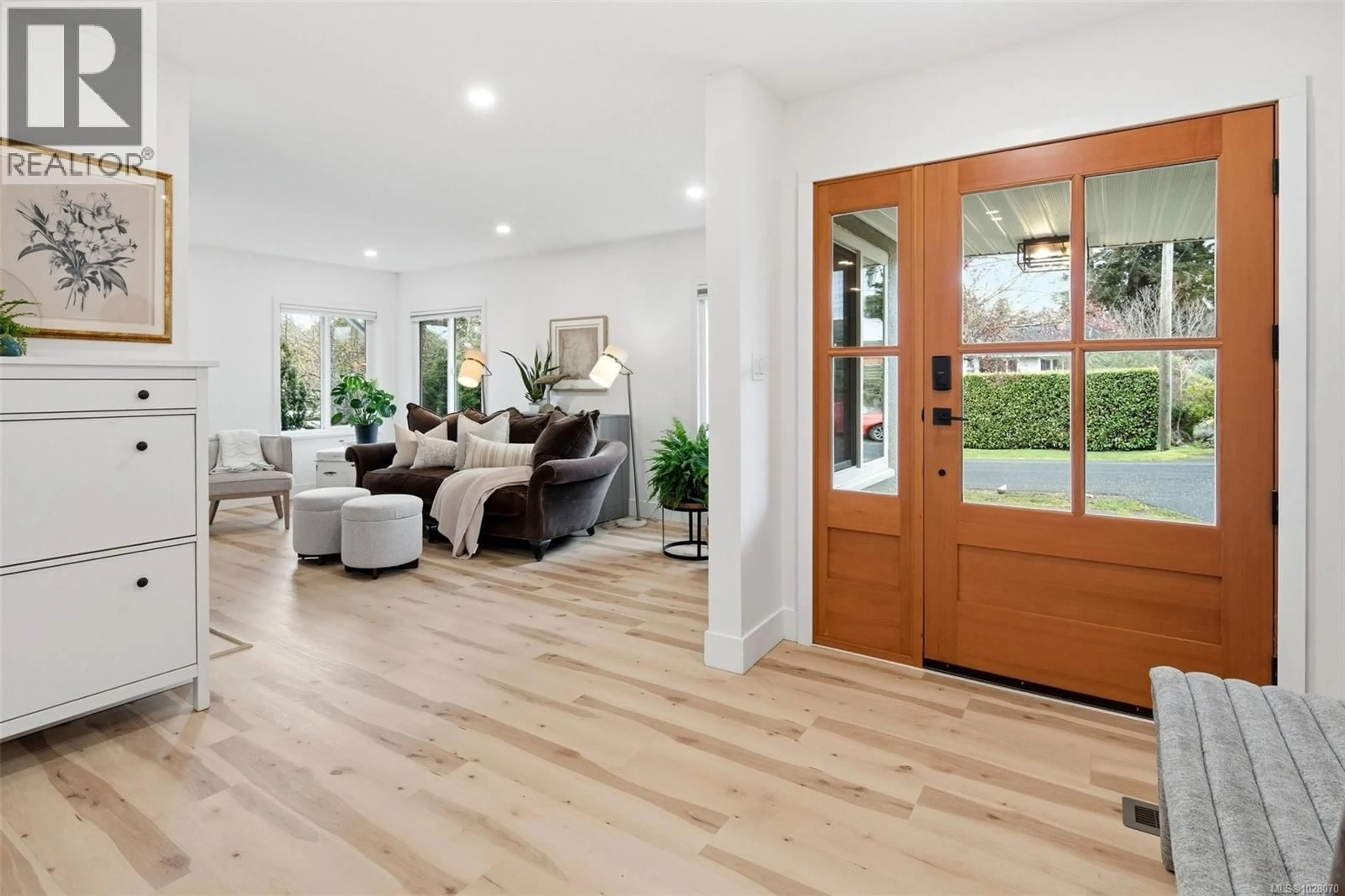 Indoor entryway for 3903 LAUDER ROAD, Saanich British Columbia V8N4H3