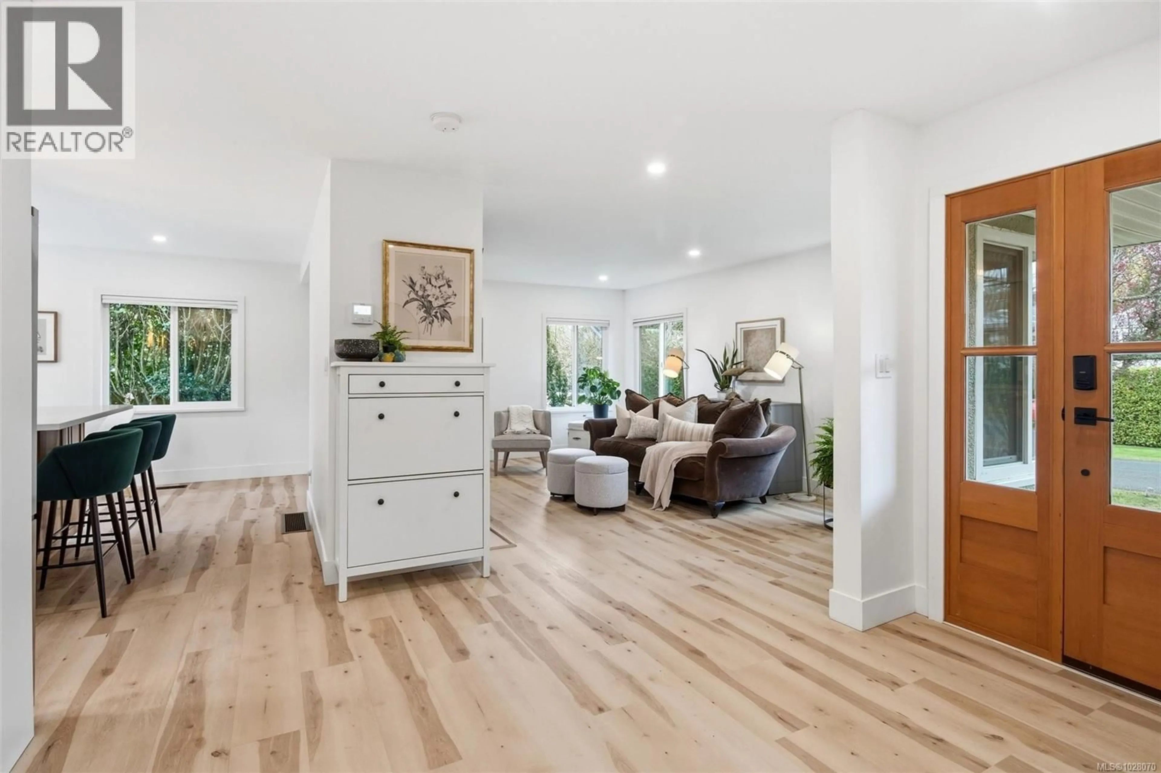 Indoor entryway for 3903 LAUDER ROAD, Saanich British Columbia V8N4H3