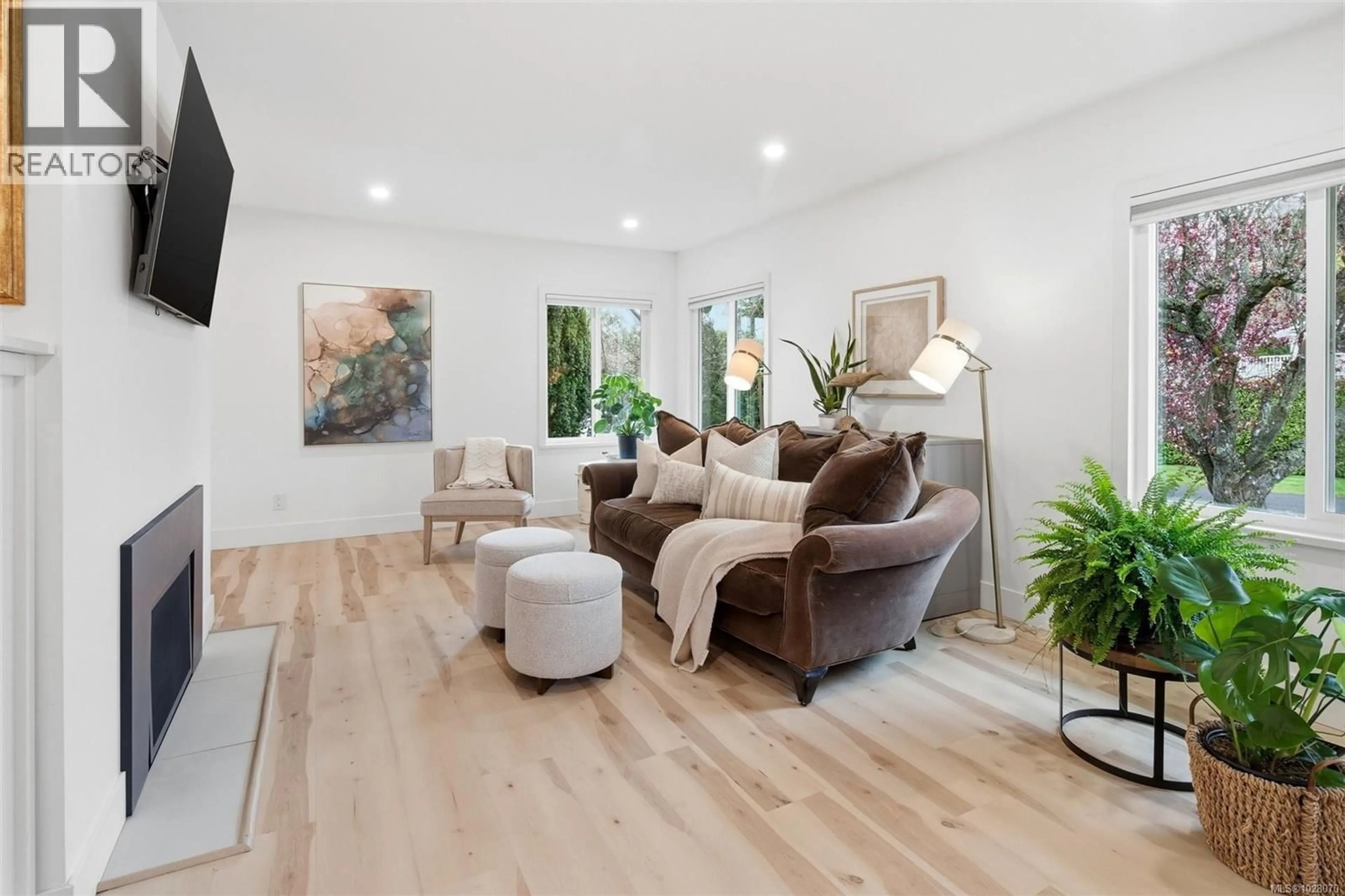 Living room with furniture, wood/laminate floor for 3903 LAUDER ROAD, Saanich British Columbia V8N4H3