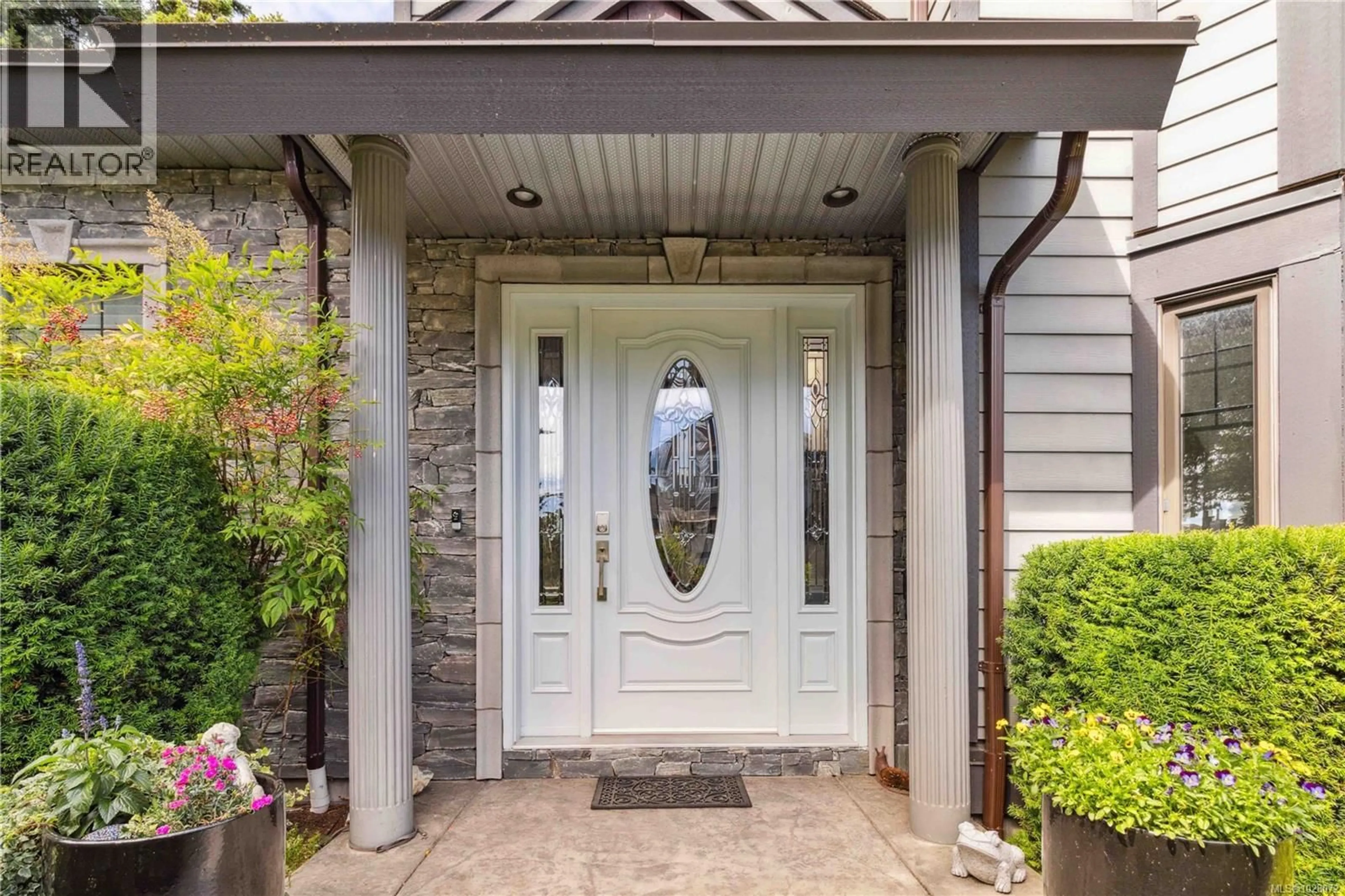 Indoor entryway for 1702 DE SOUSA PLACE, Saanich British Columbia V8N3L2