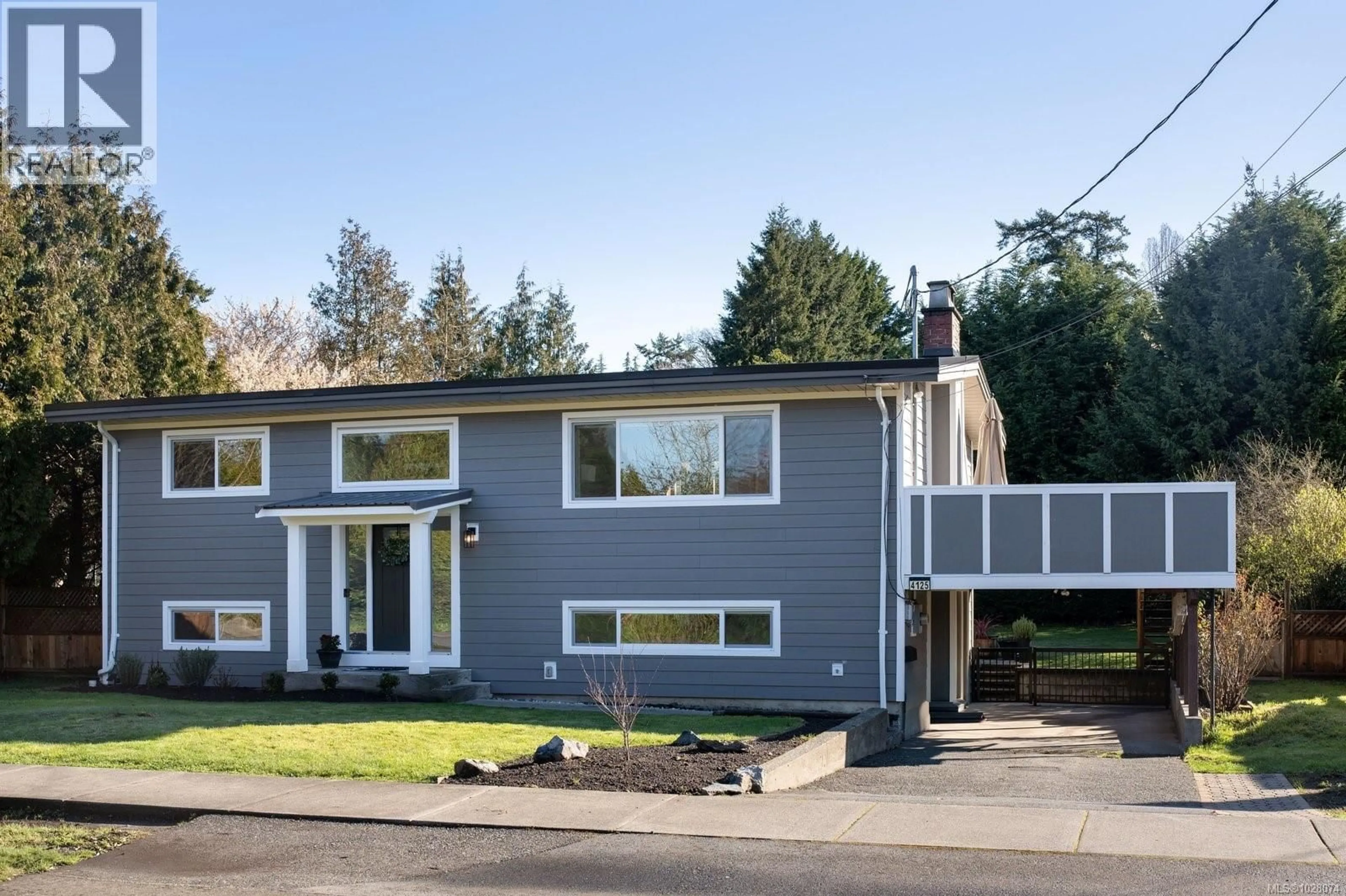 Home with vinyl exterior material, street for 4125 DOUGLAS STREET, Saanich British Columbia V8X0A5