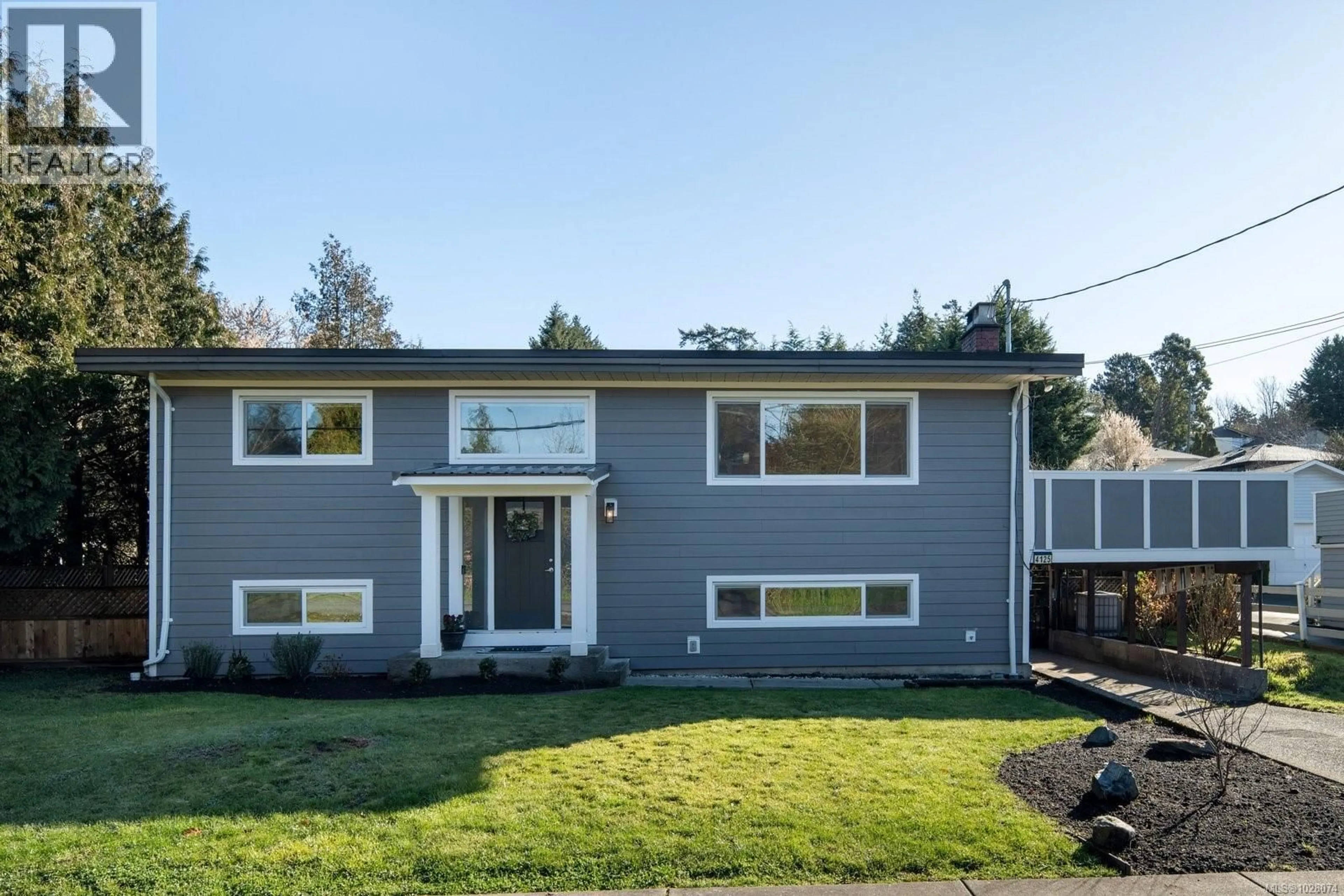 Home with vinyl exterior material, street for 4125 DOUGLAS STREET, Saanich British Columbia V8X0A5