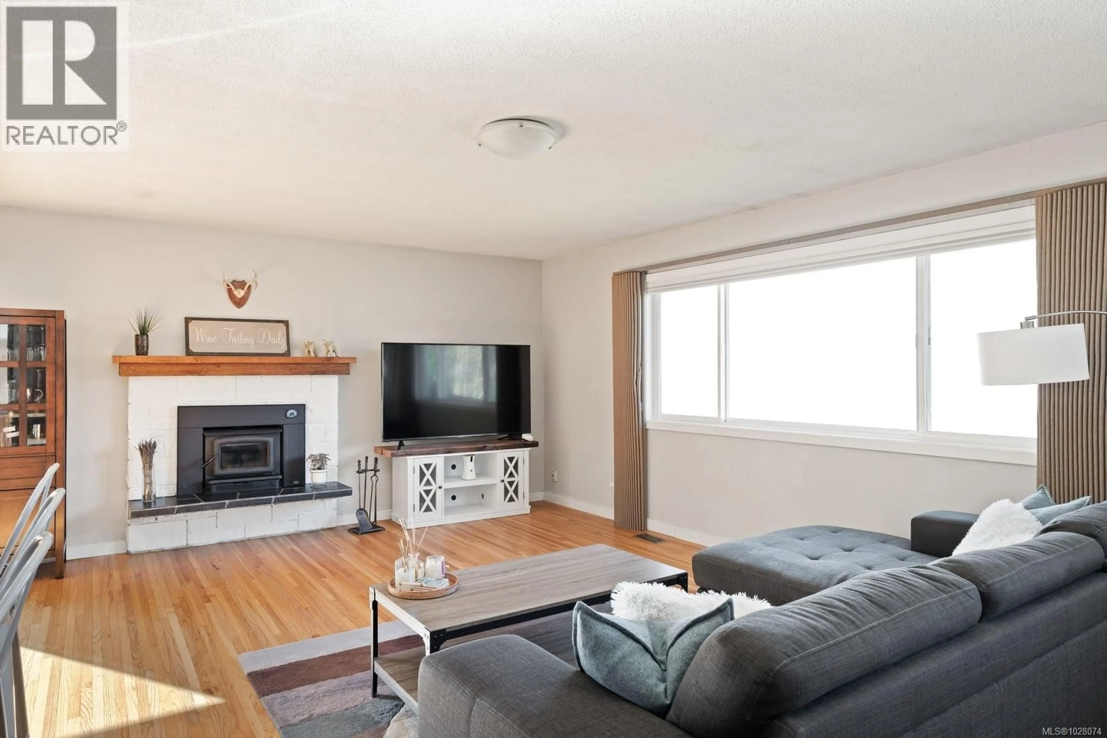 Living room with furniture, wood/laminate floor for 4125 DOUGLAS STREET, Saanich British Columbia V8X0A5