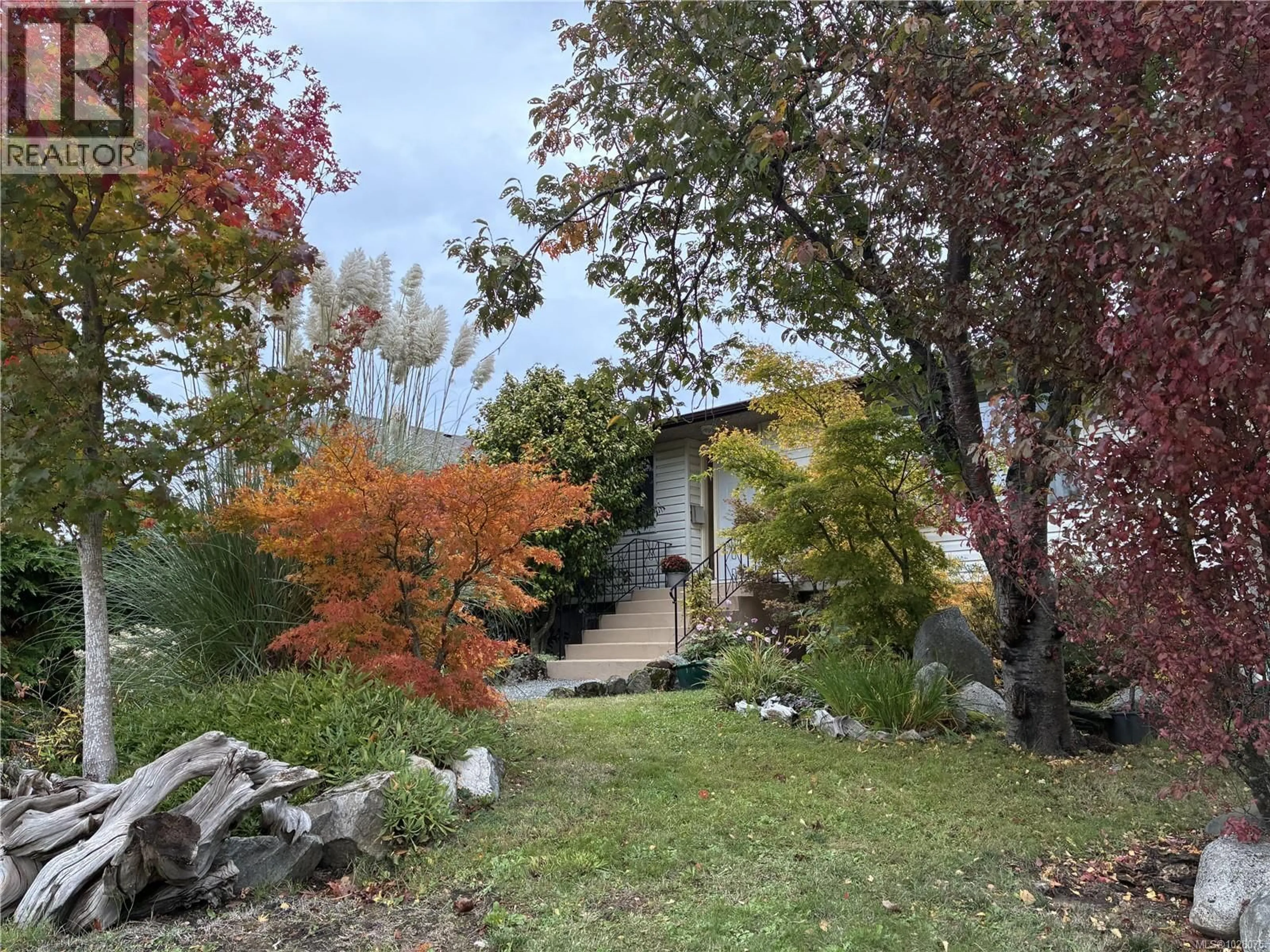 A pic from outside/outdoor area/front of a property/back of a property/a pic from drone, unknown for 3901 ANSELL ROAD, Saanich British Columbia V8P4W1