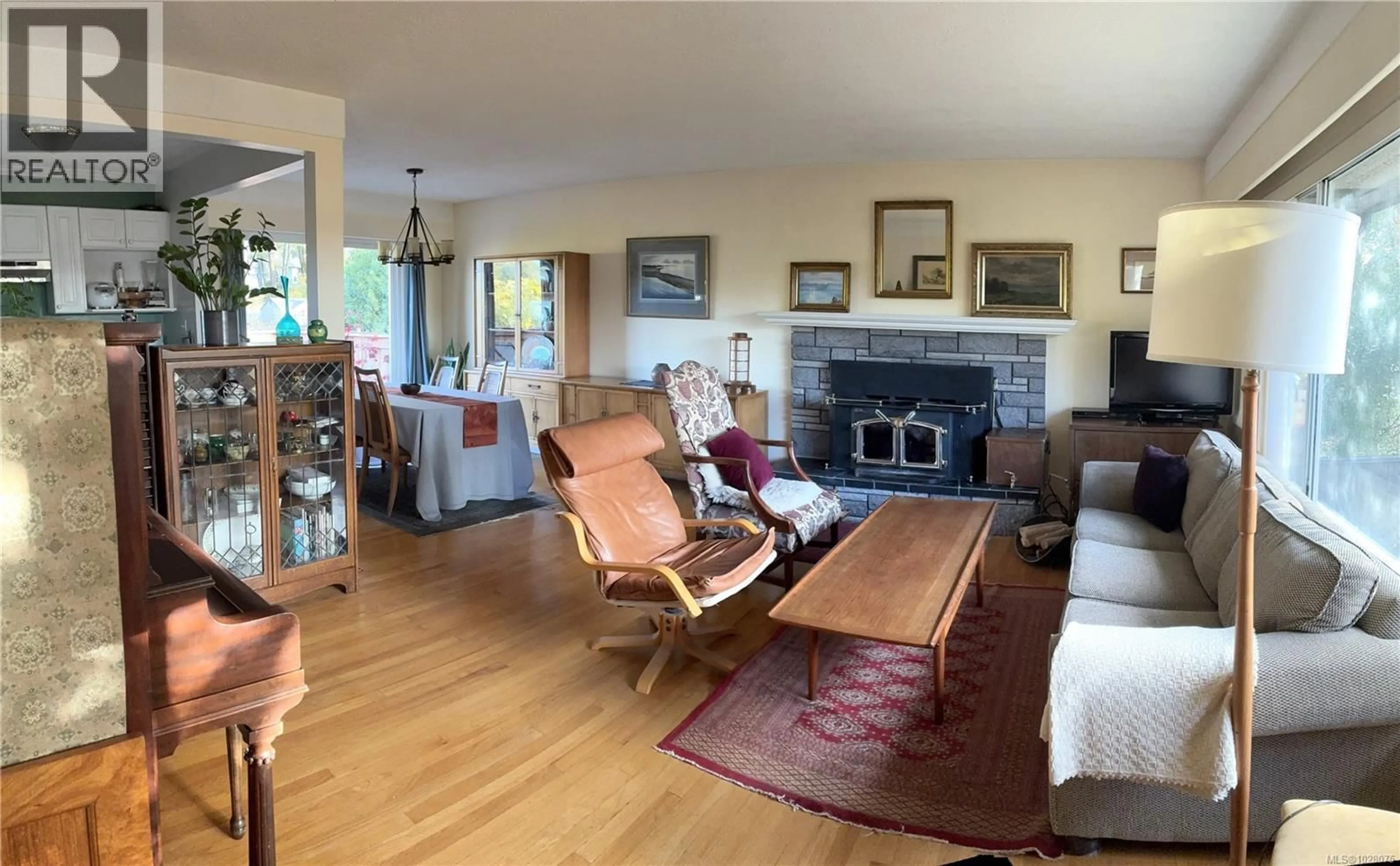 Living room with furniture, unknown for 3901 ANSELL ROAD, Saanich British Columbia V8P4W1