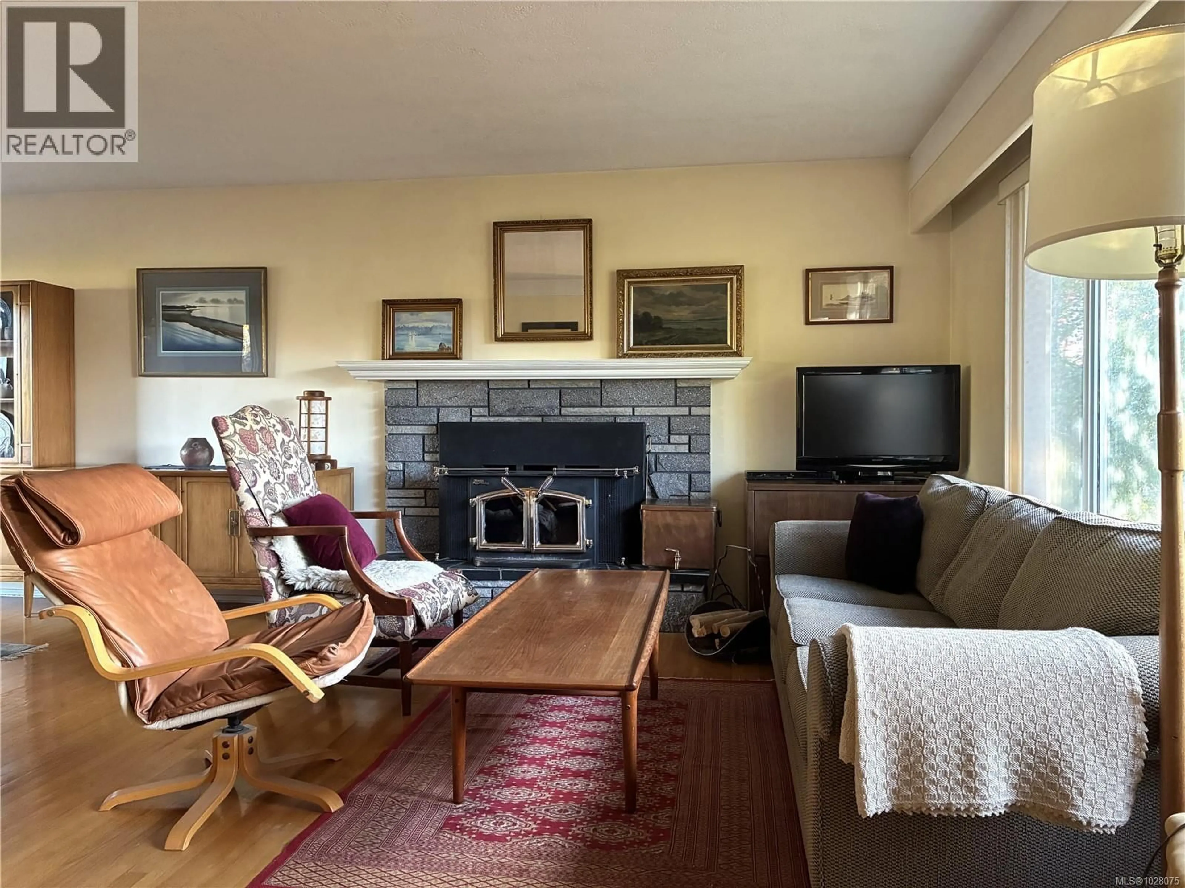 Living room with furniture, unknown for 3901 ANSELL ROAD, Saanich British Columbia V8P4W1