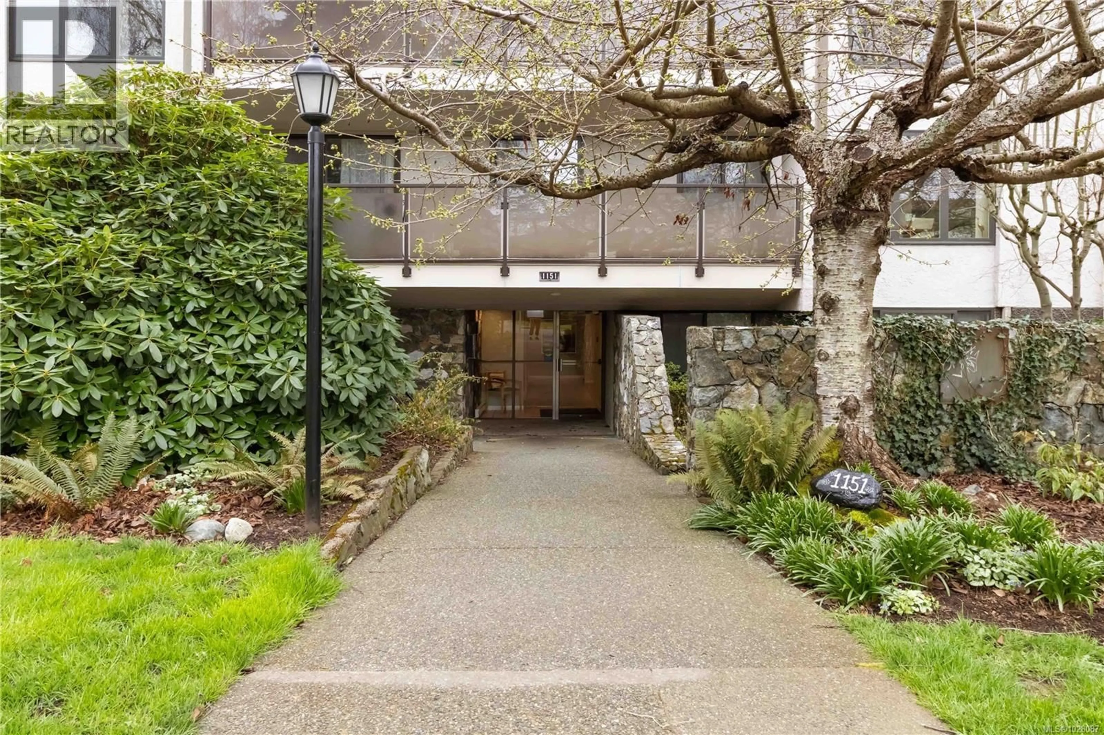 Indoor foyer for 401 - 1151 OSCAR STREET, Victoria British Columbia V8V2X5