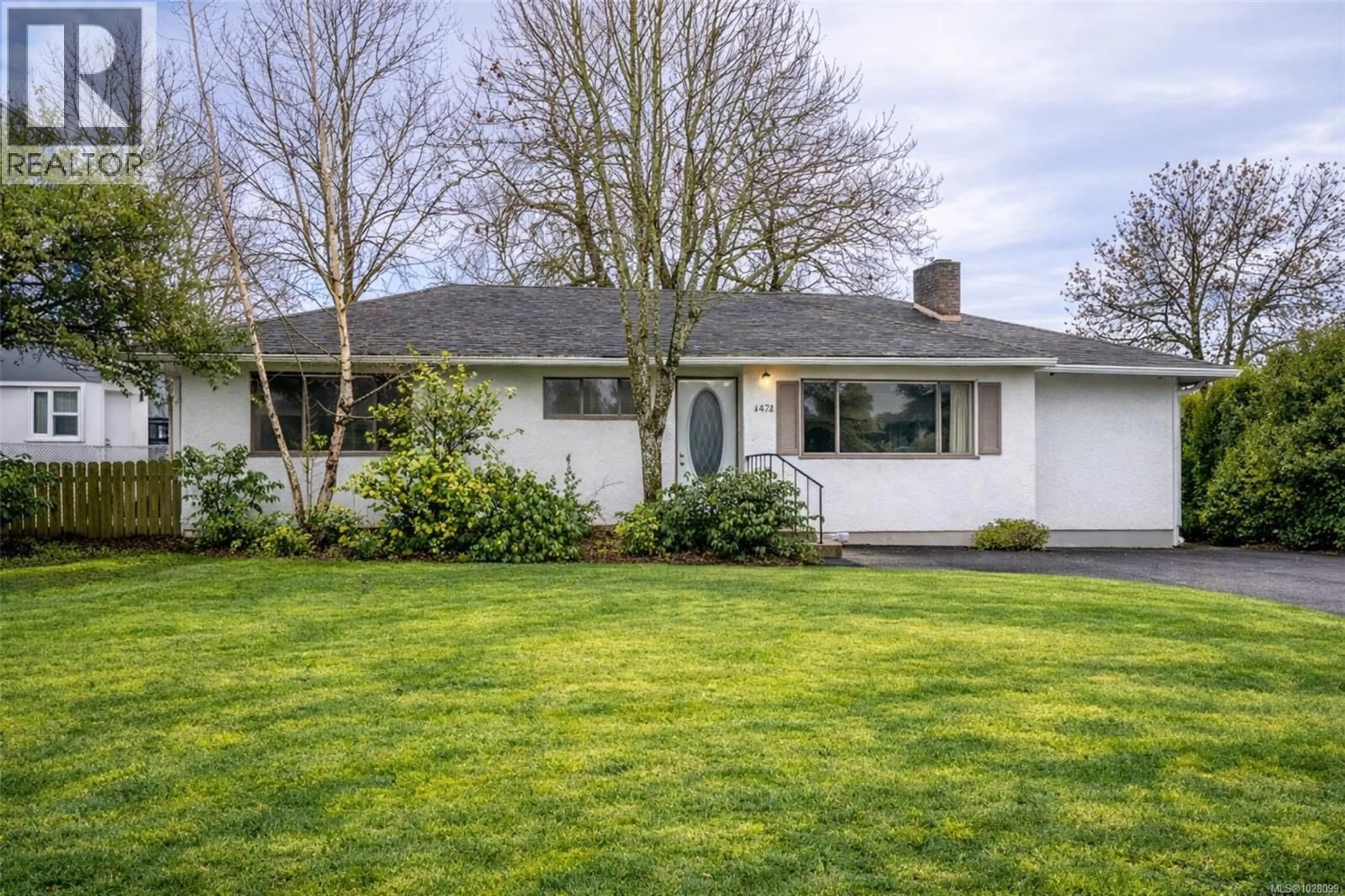 A pic from outside/outdoor area/front of a property/back of a property/a pic from drone, street for 3313 ROLSTON CRESCENT, Saanich British Columbia V8Z4N9