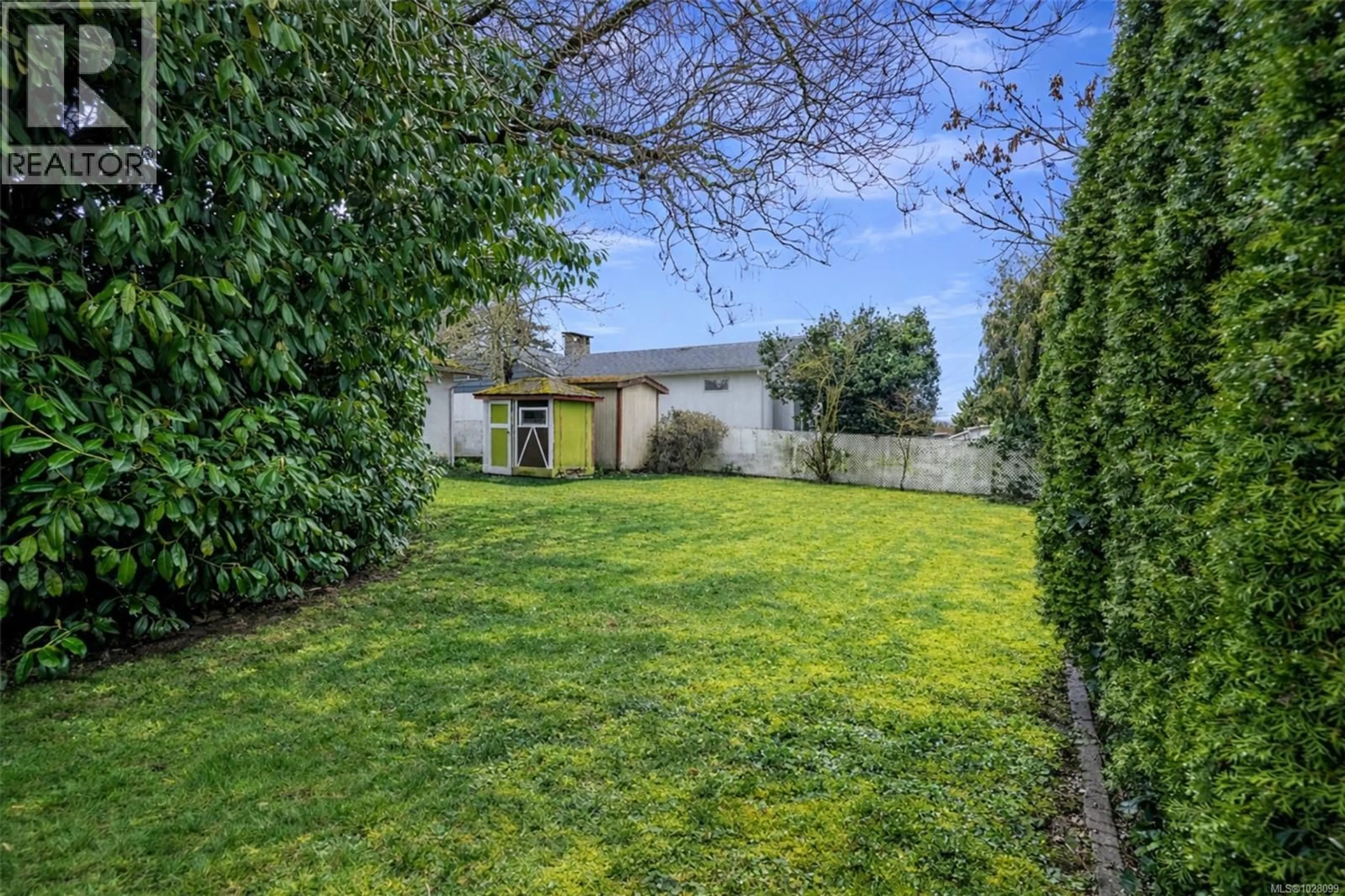A pic from outside/outdoor area/front of a property/back of a property/a pic from drone, street for 3313 ROLSTON CRESCENT, Saanich British Columbia V8Z4N9