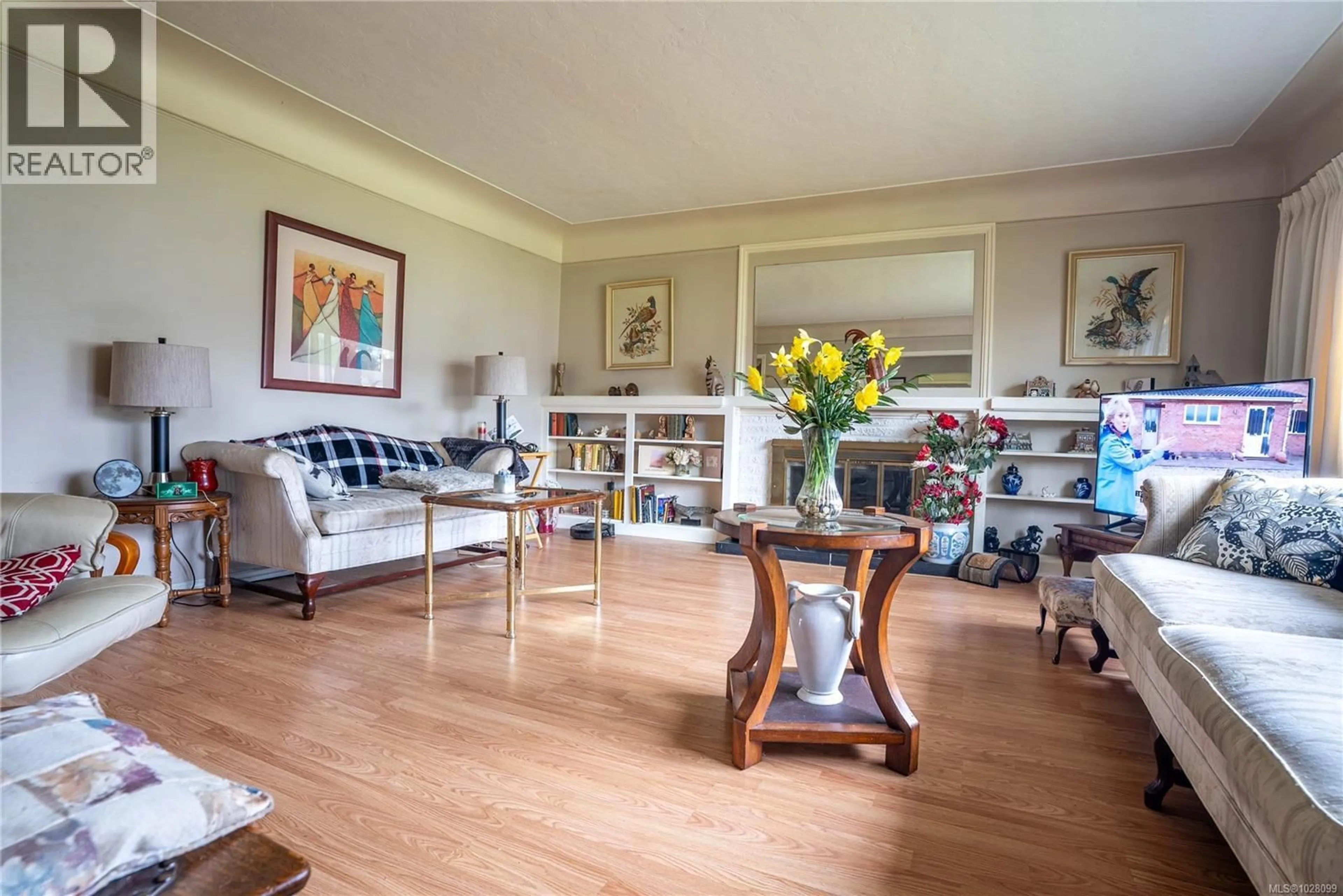 Living room with furniture, wood/laminate floor for 3313 ROLSTON CRESCENT, Saanich British Columbia V8Z4N9