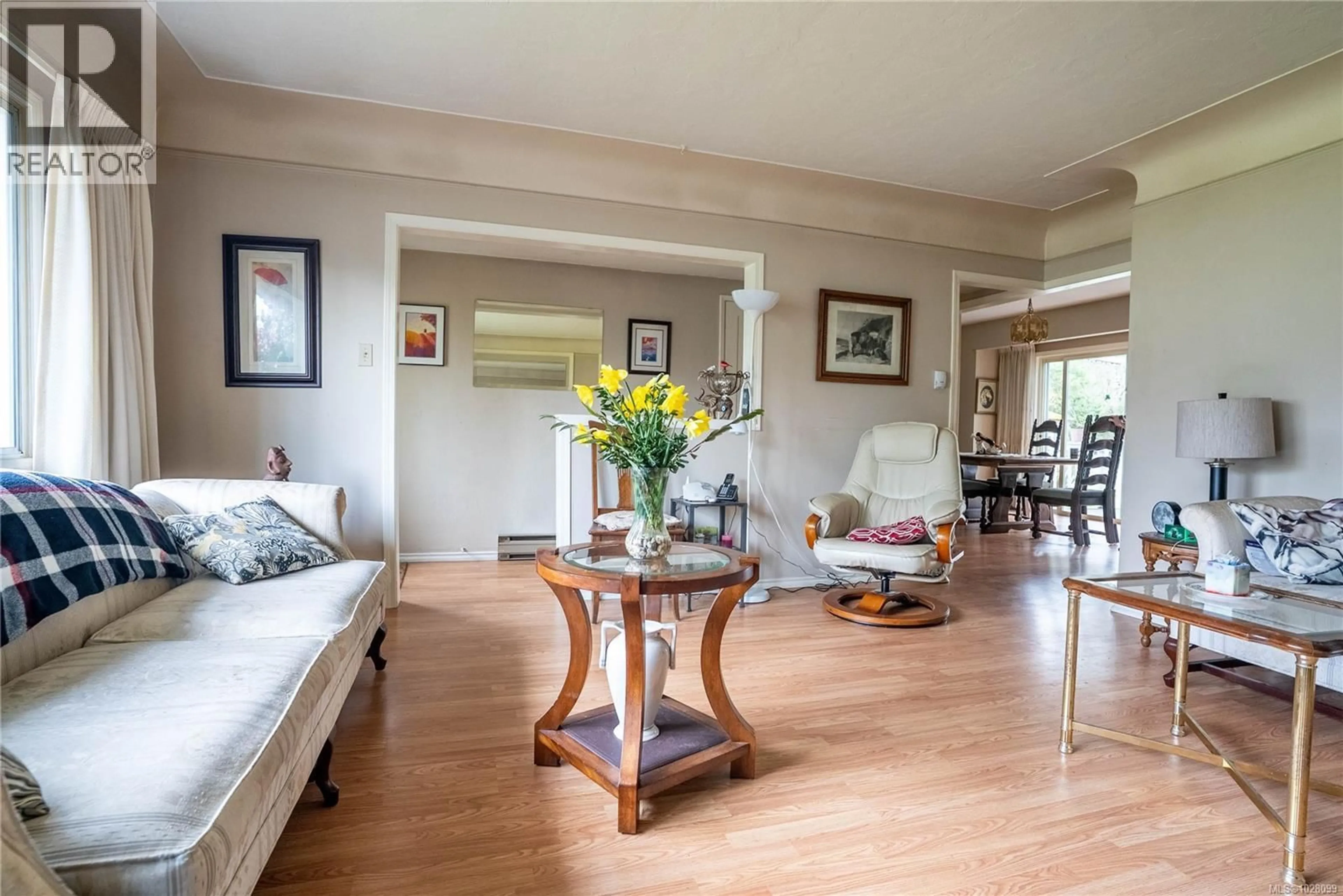 Living room with furniture, wood/laminate floor for 3313 ROLSTON CRESCENT, Saanich British Columbia V8Z4N9