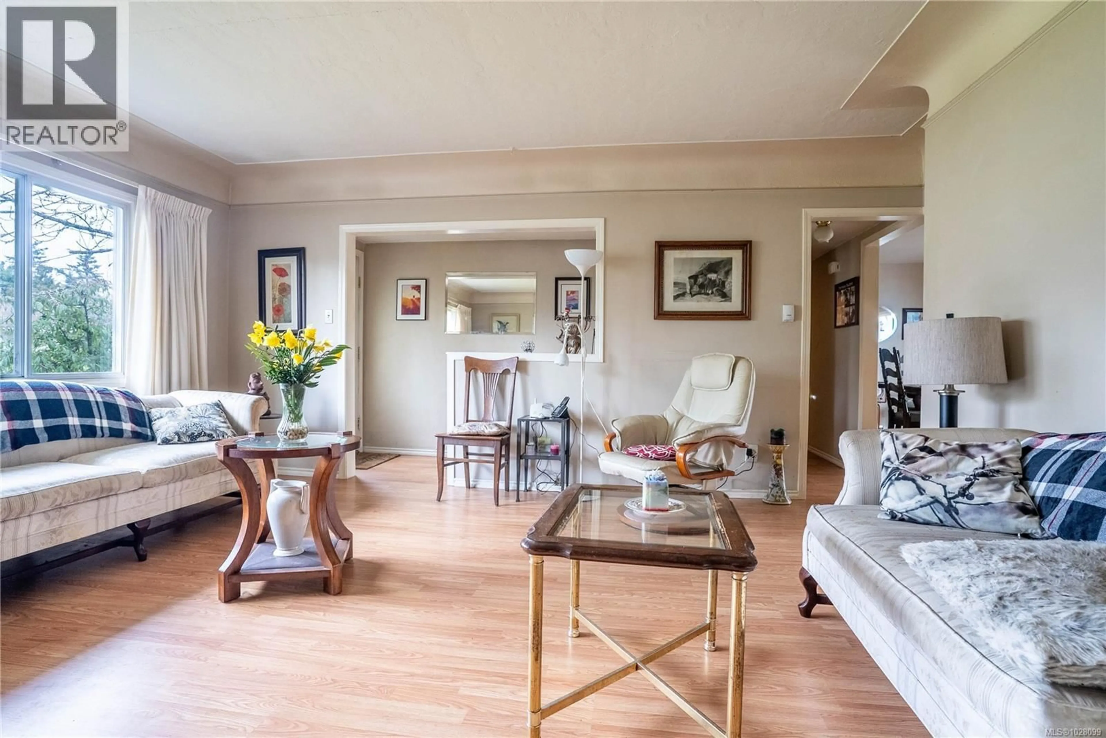 Living room with furniture, wood/laminate floor for 3313 ROLSTON CRESCENT, Saanich British Columbia V8Z4N9