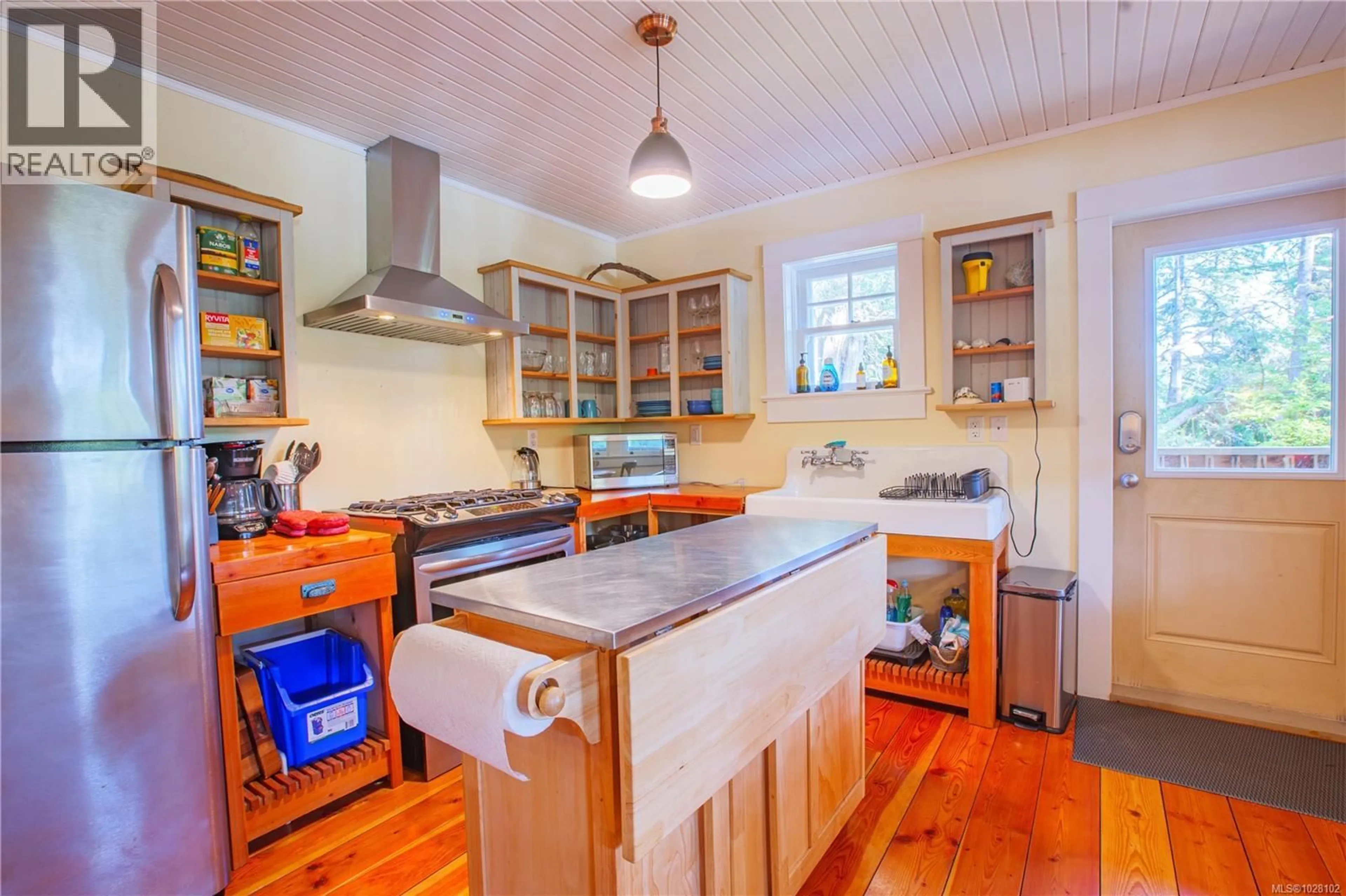 Standard kitchen, unknown for 225 BOARDWALK BOULEVARD, Ucluelet British Columbia V0R3A0