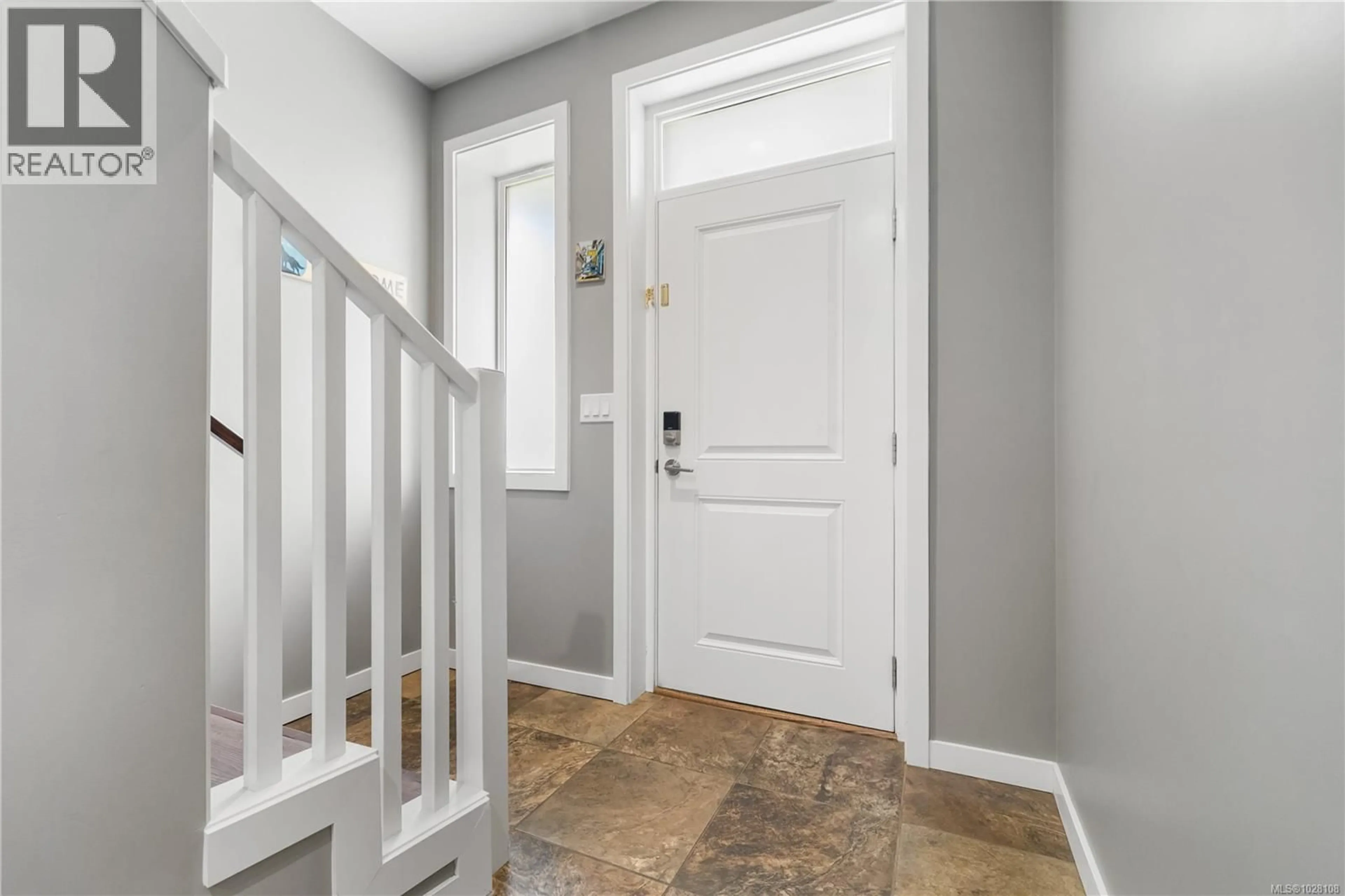 Indoor entryway for 5 - 1340 CREEKSIDE WAY, Campbell River British Columbia V9W8A9