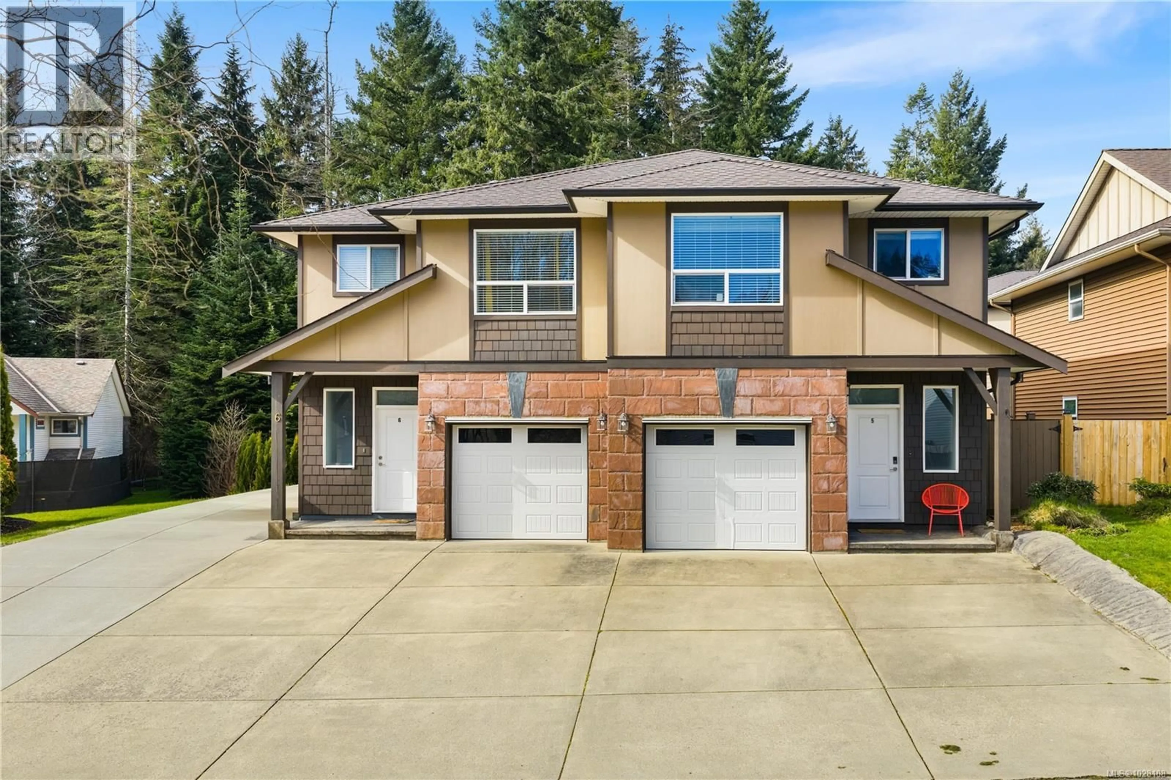 Home with vinyl exterior material, street for 5 - 1340 CREEKSIDE WAY, Campbell River British Columbia V9W8A9