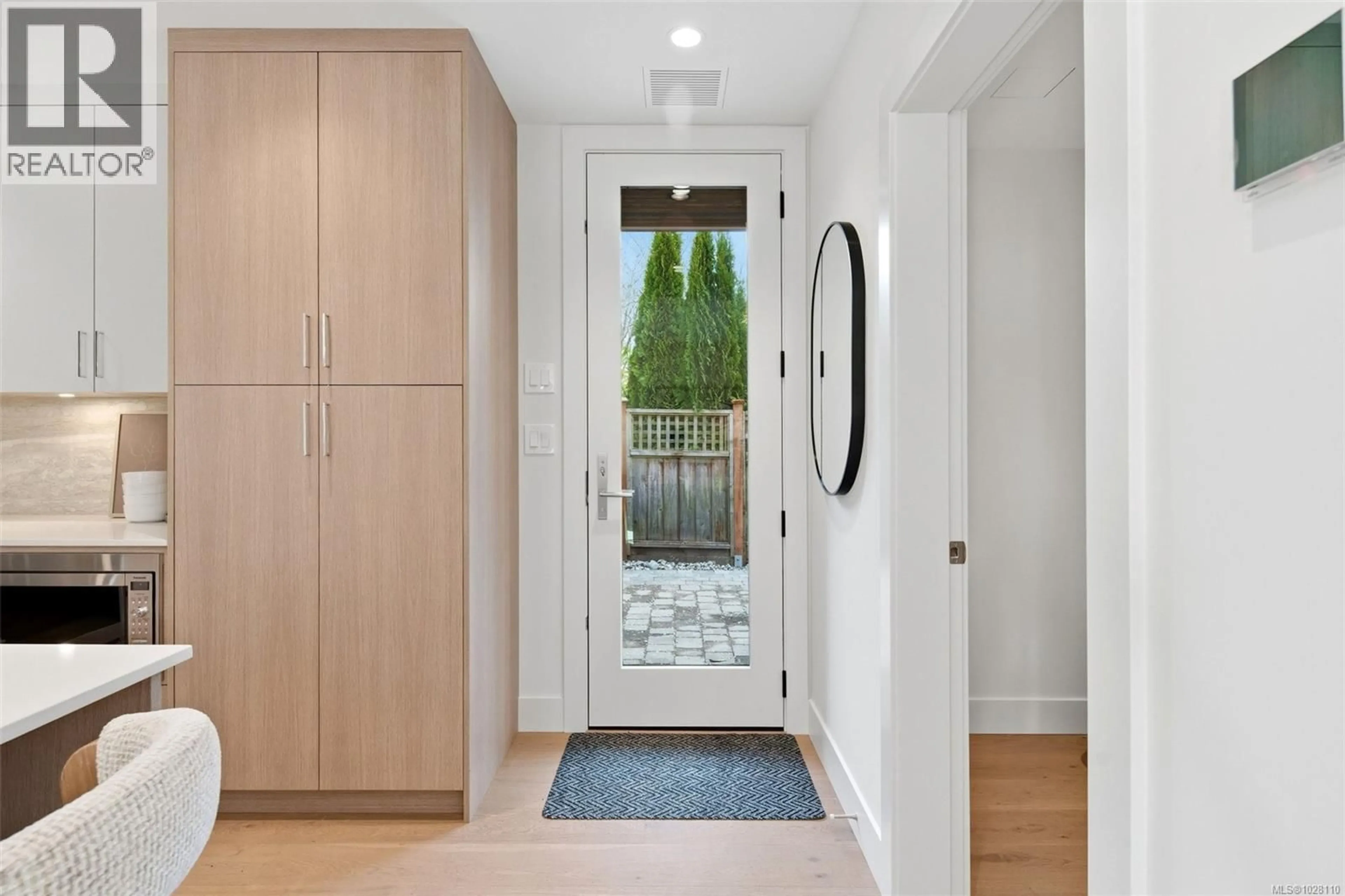 Indoor entryway for 2 - 920 ISLAND ROAD, Oak Bay British Columbia V8S2T9