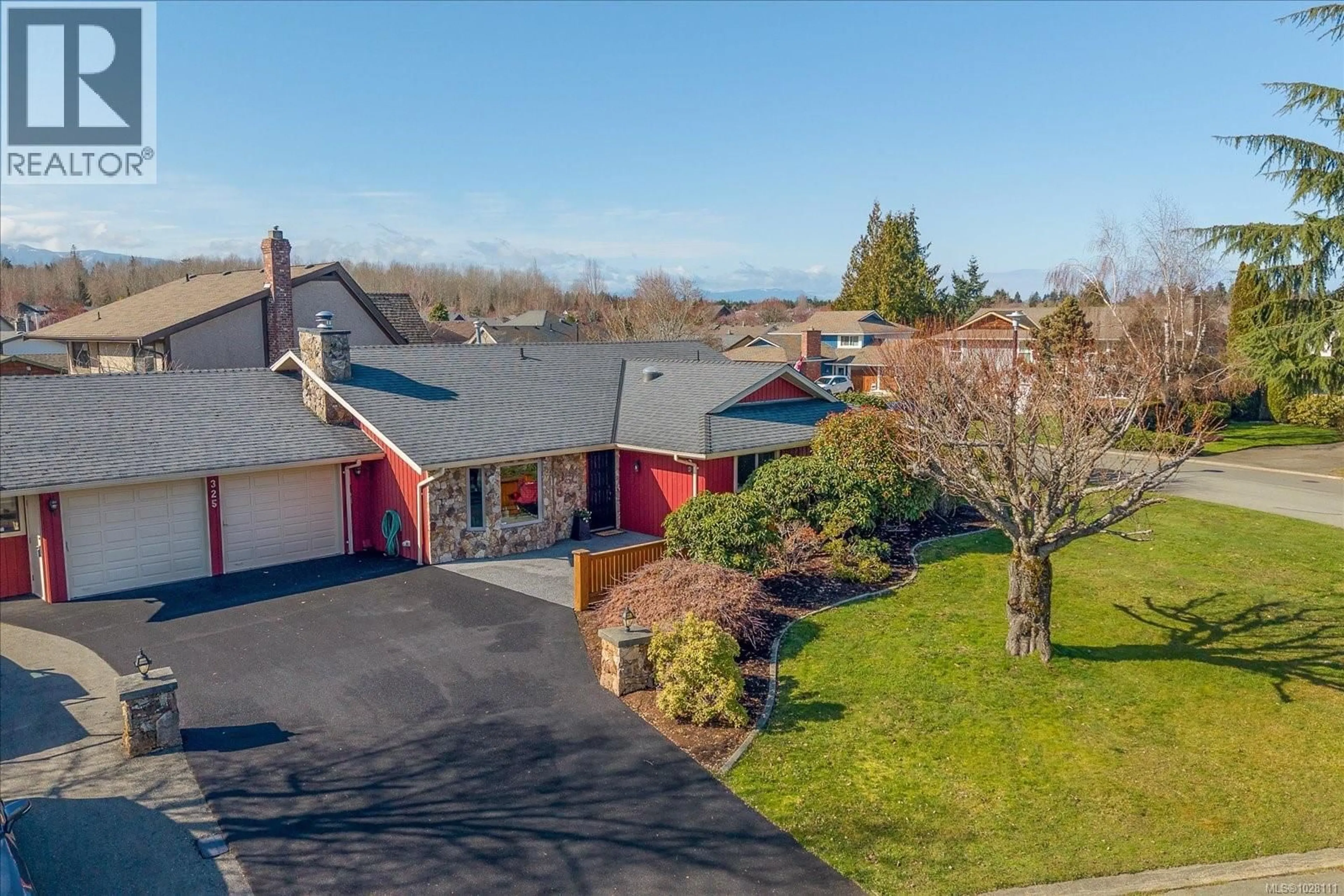 A pic from outside/outdoor area/front of a property/back of a property/a pic from drone, street for 325 MCKINNON STREET, Parksville British Columbia V9P1G5