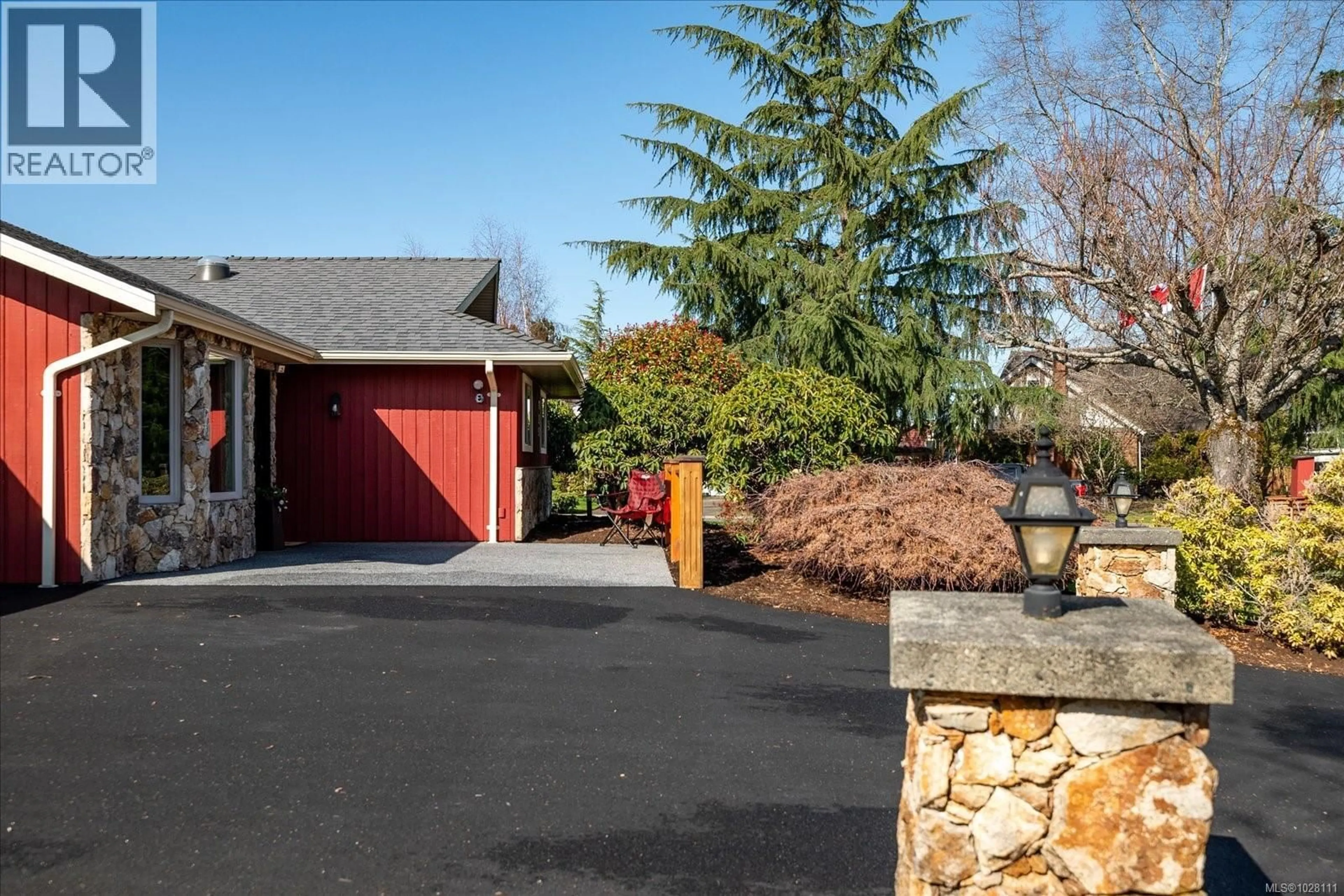 Patio, street for 325 MCKINNON STREET, Parksville British Columbia V9P1G5