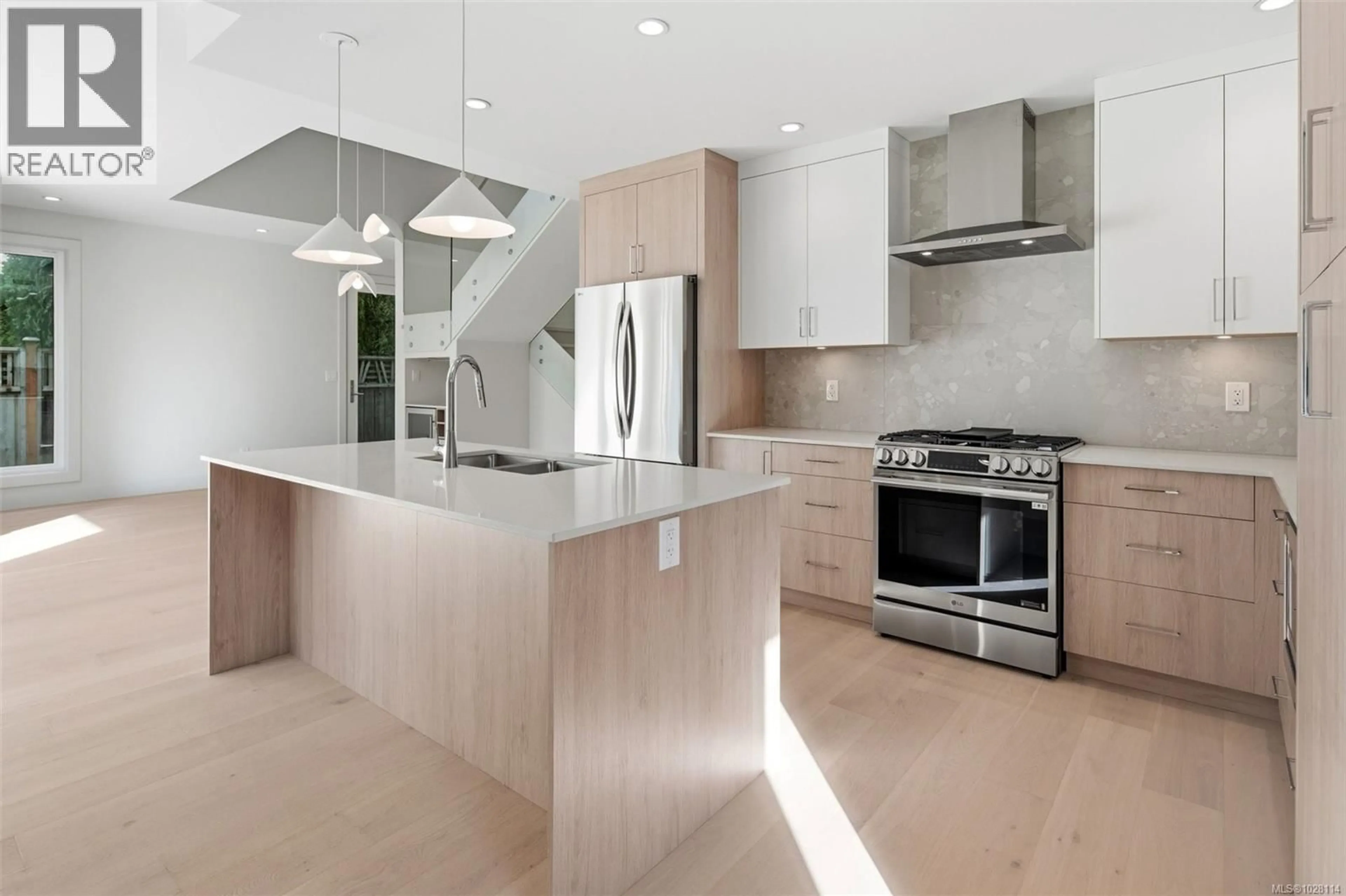 Contemporary kitchen, unknown for 1 - 920 ISLAND ROAD, Oak Bay British Columbia V8S2T9