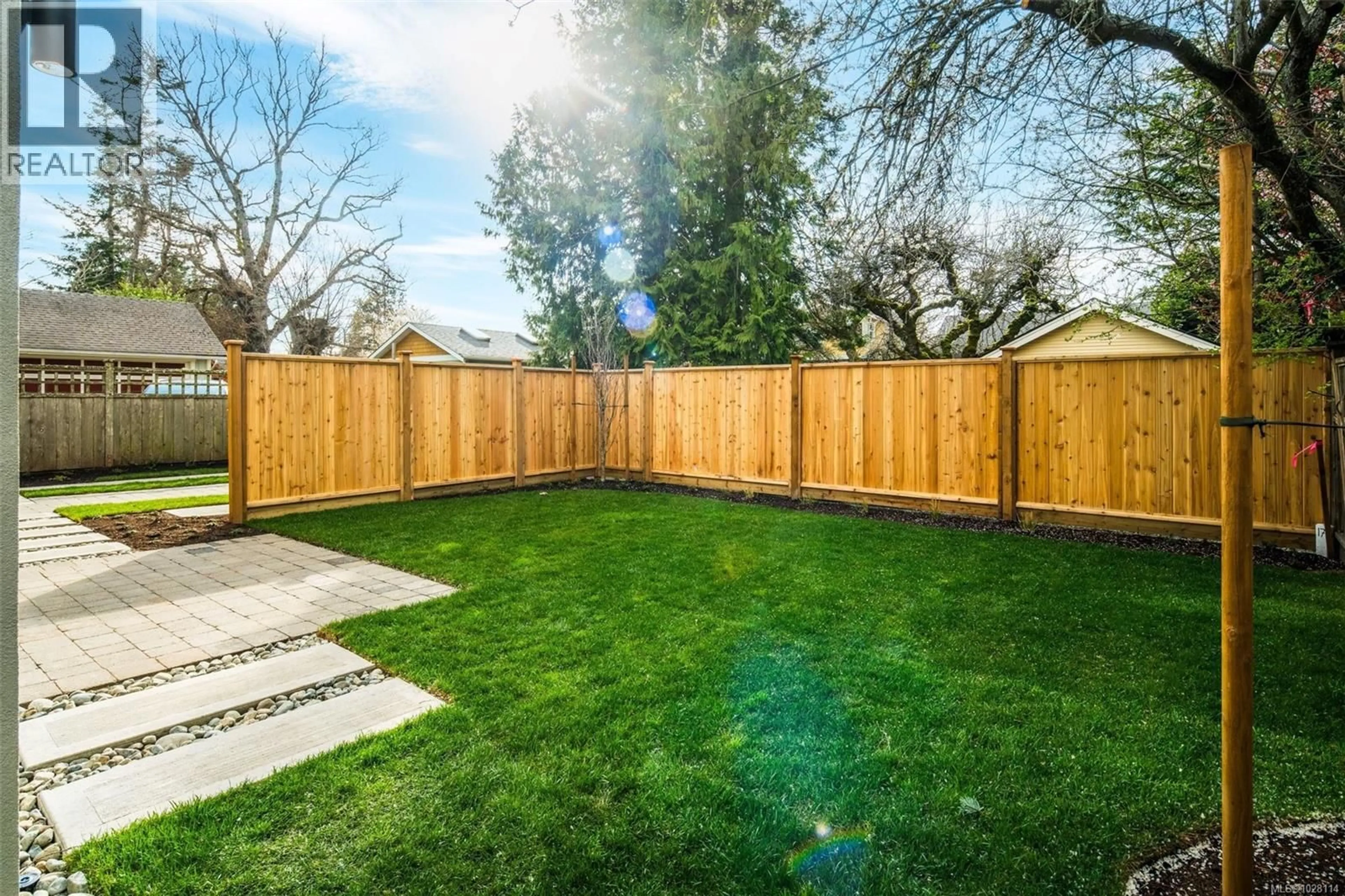 Patio, street for 1 - 920 ISLAND ROAD, Oak Bay British Columbia V8S2T9