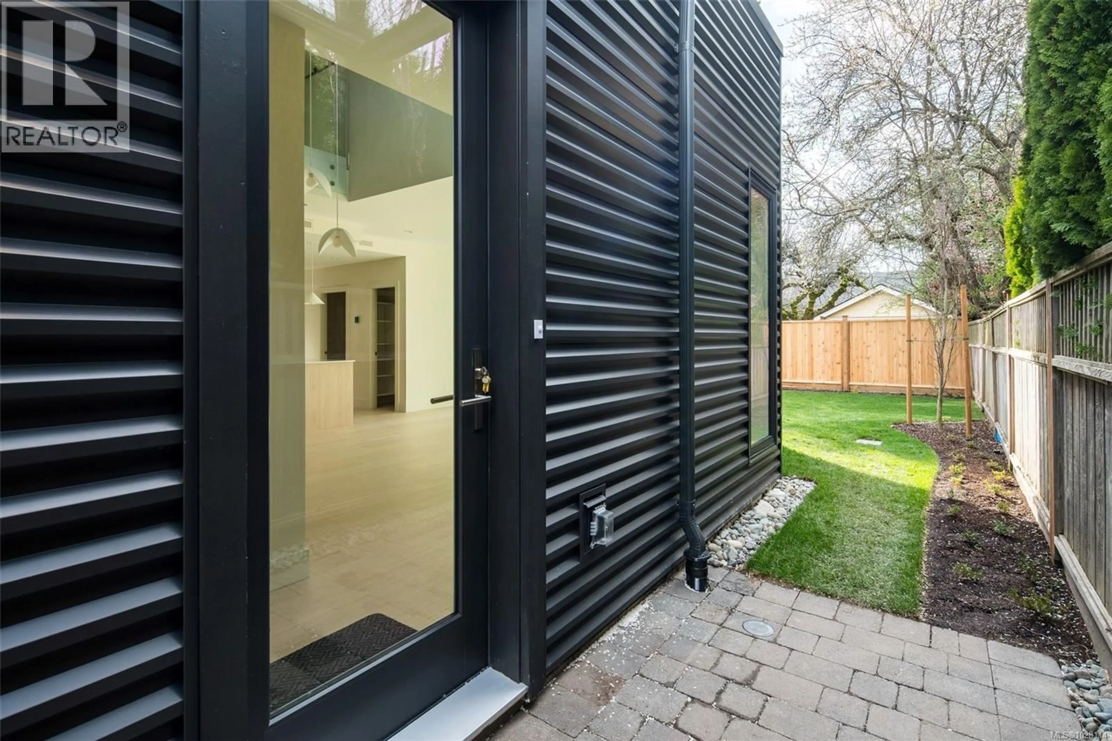 Unknown for 1 - 920 ISLAND ROAD, Oak Bay British Columbia V8S2T9