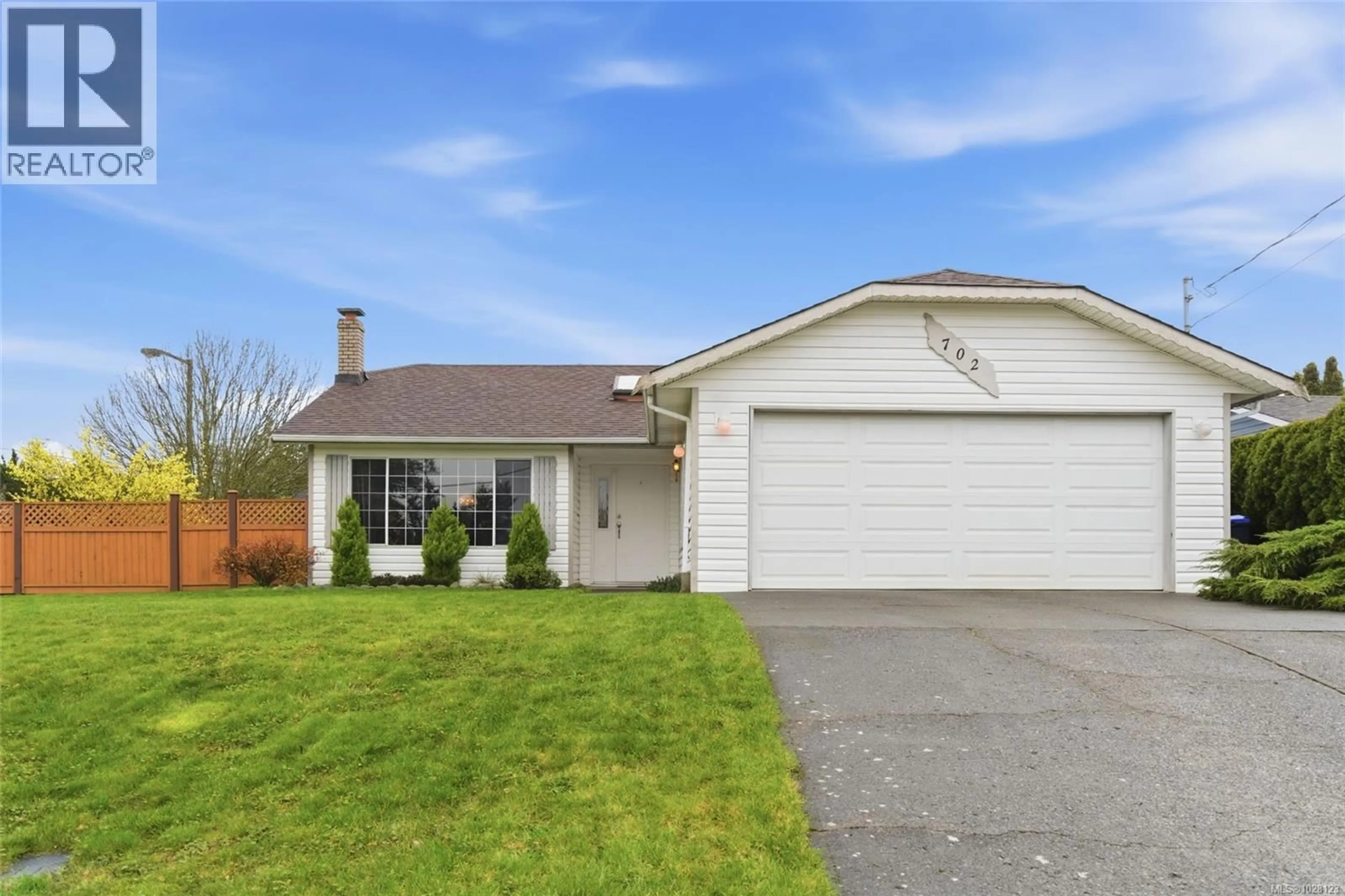 Home with vinyl exterior material, street for 702 FORSYTH AVENUE, Parksville British Columbia V9P1E7