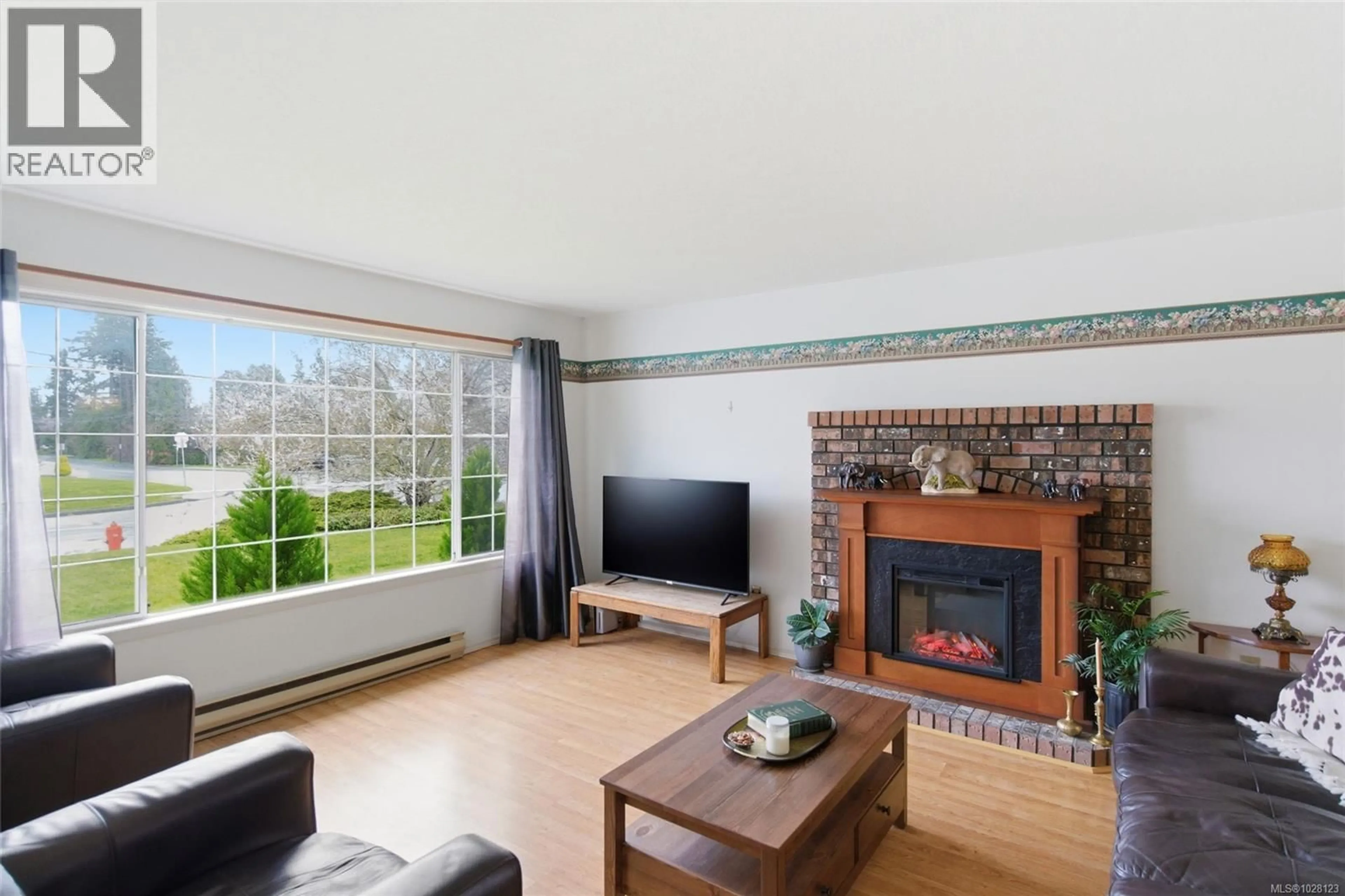 Living room with furniture, wood/laminate floor for 702 FORSYTH AVENUE, Parksville British Columbia V9P1E7