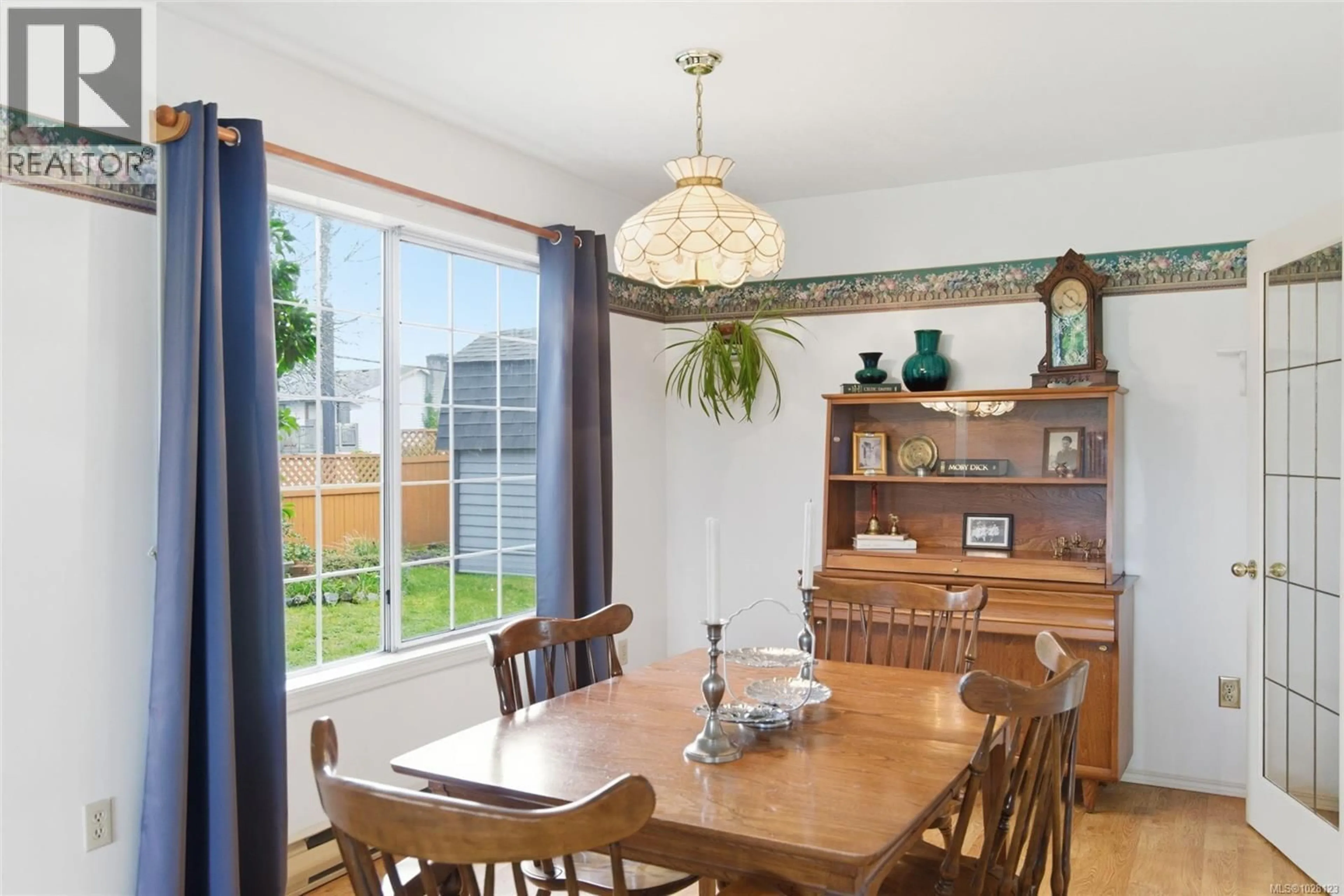 Dining room, wood/laminate floor for 702 FORSYTH AVENUE, Parksville British Columbia V9P1E7