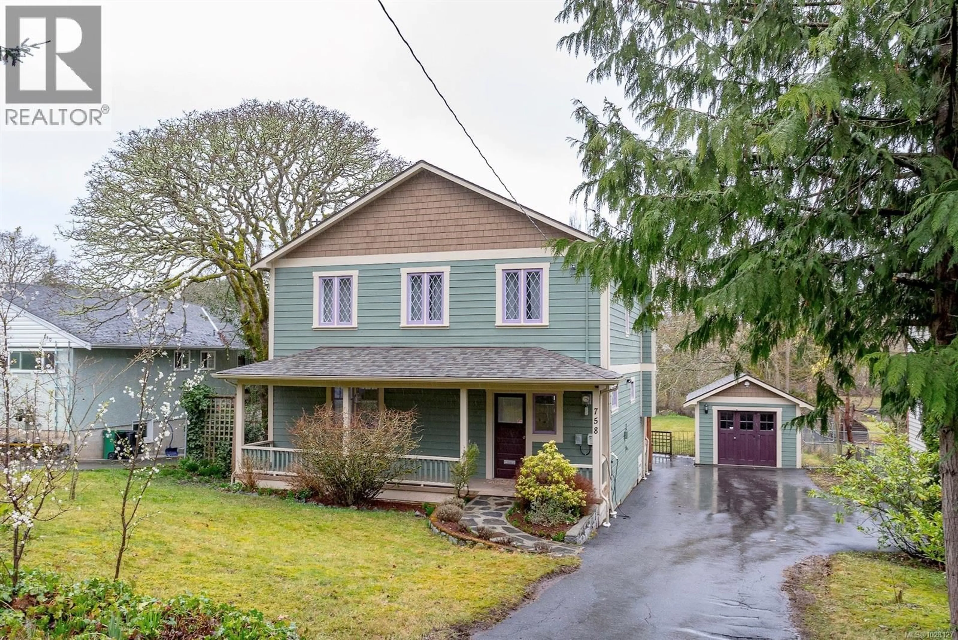 A pic from outside/outdoor area/front of a property/back of a property/a pic from drone, street for 758 NEWBURY STREET, Saanich British Columbia V9A2C1