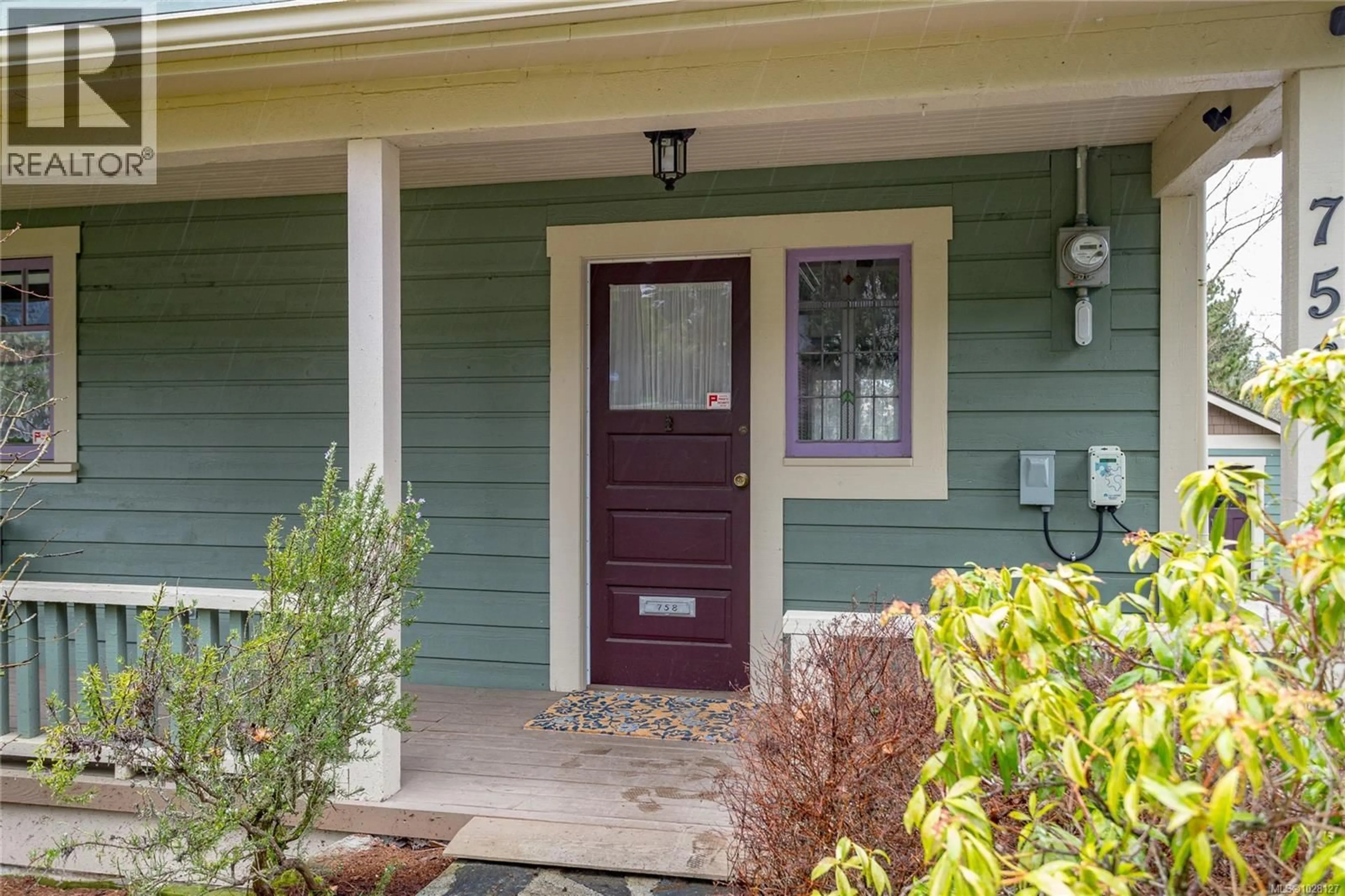 Indoor entryway for 758 NEWBURY STREET, Saanich British Columbia V9A2C1