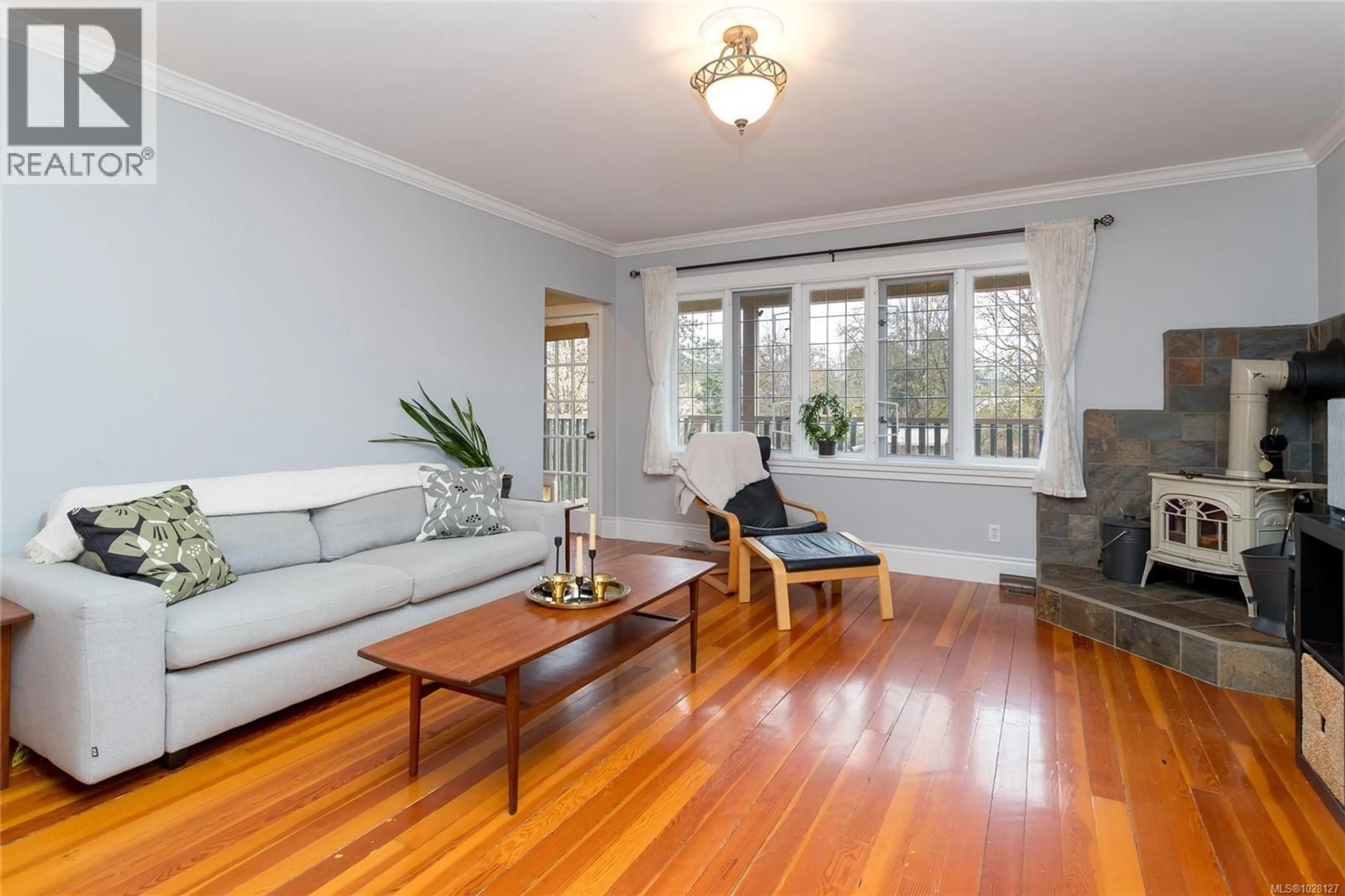 Living room with furniture, wood/laminate floor for 758 NEWBURY STREET, Saanich British Columbia V9A2C1