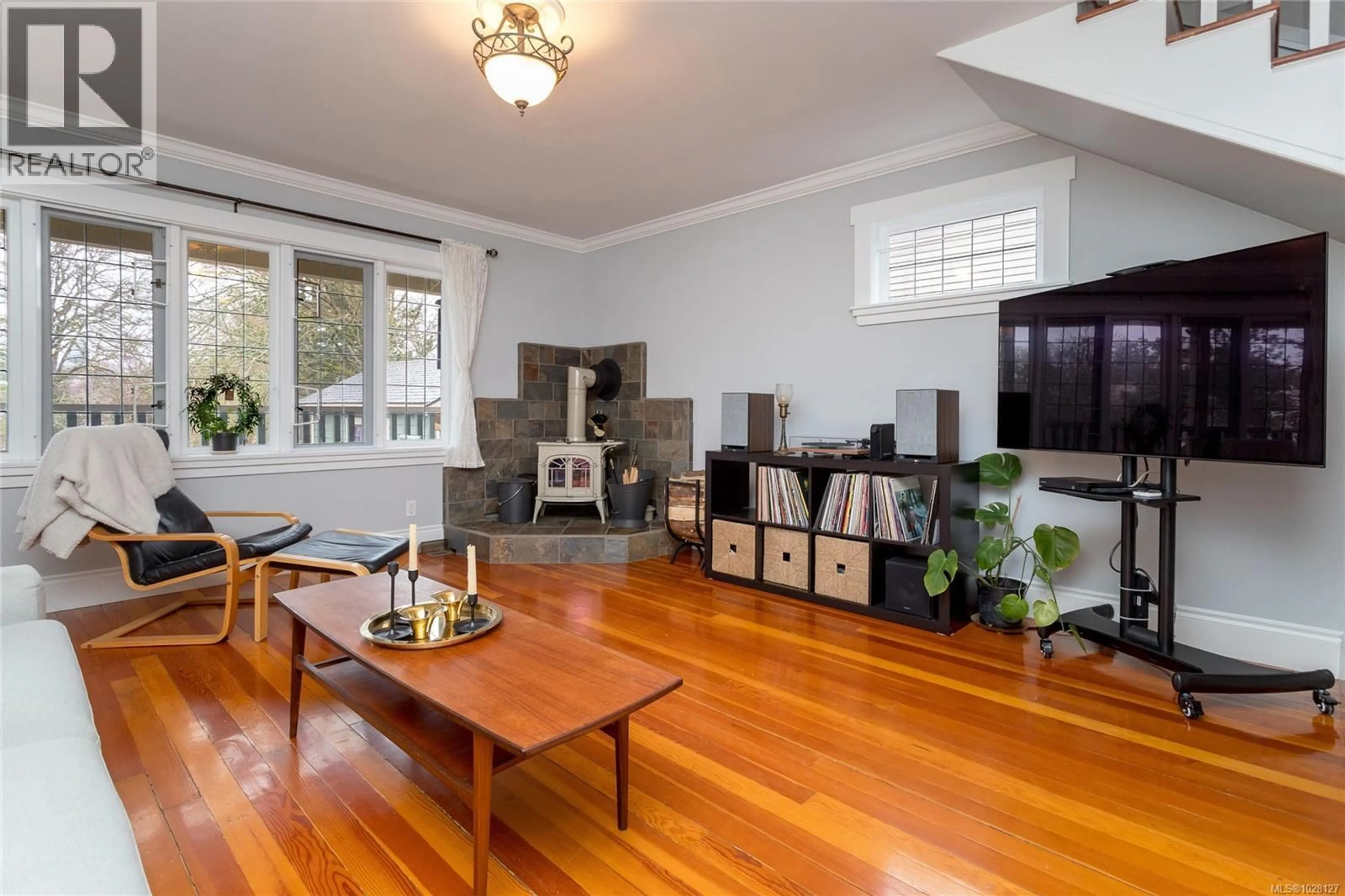 Living room with furniture, wood/laminate floor for 758 NEWBURY STREET, Saanich British Columbia V9A2C1