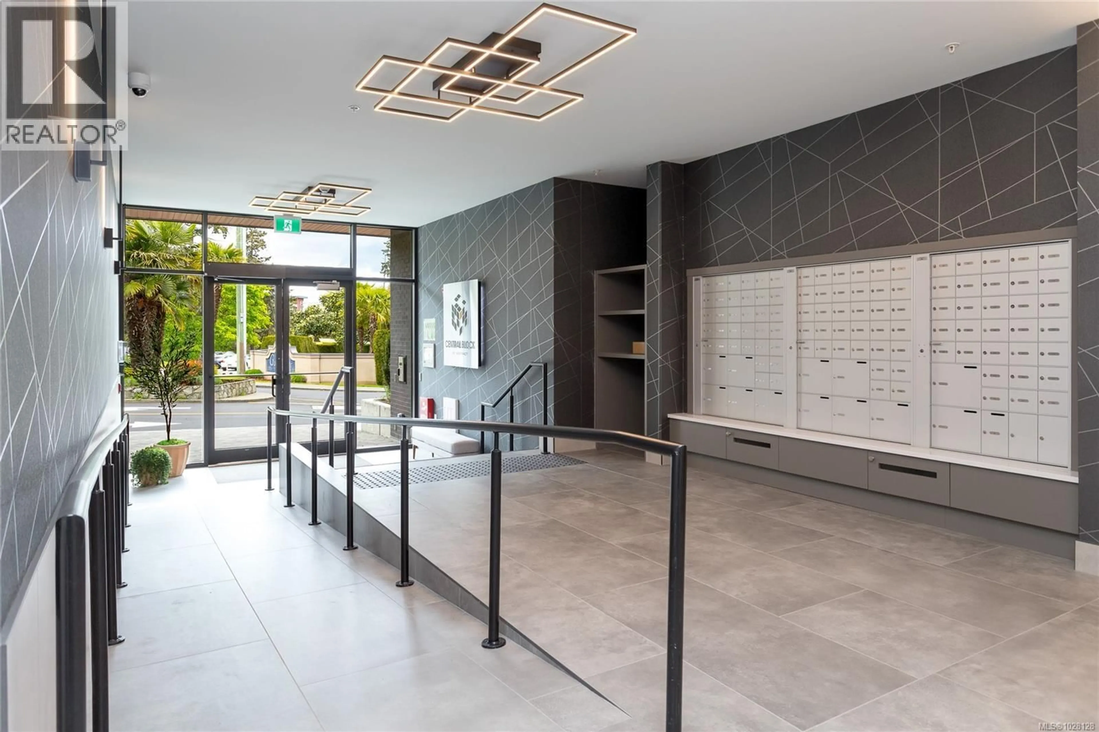 Indoor foyer for 208 - 1075 TILLICUM ROAD, Esquimalt British Columbia V9A0L5
