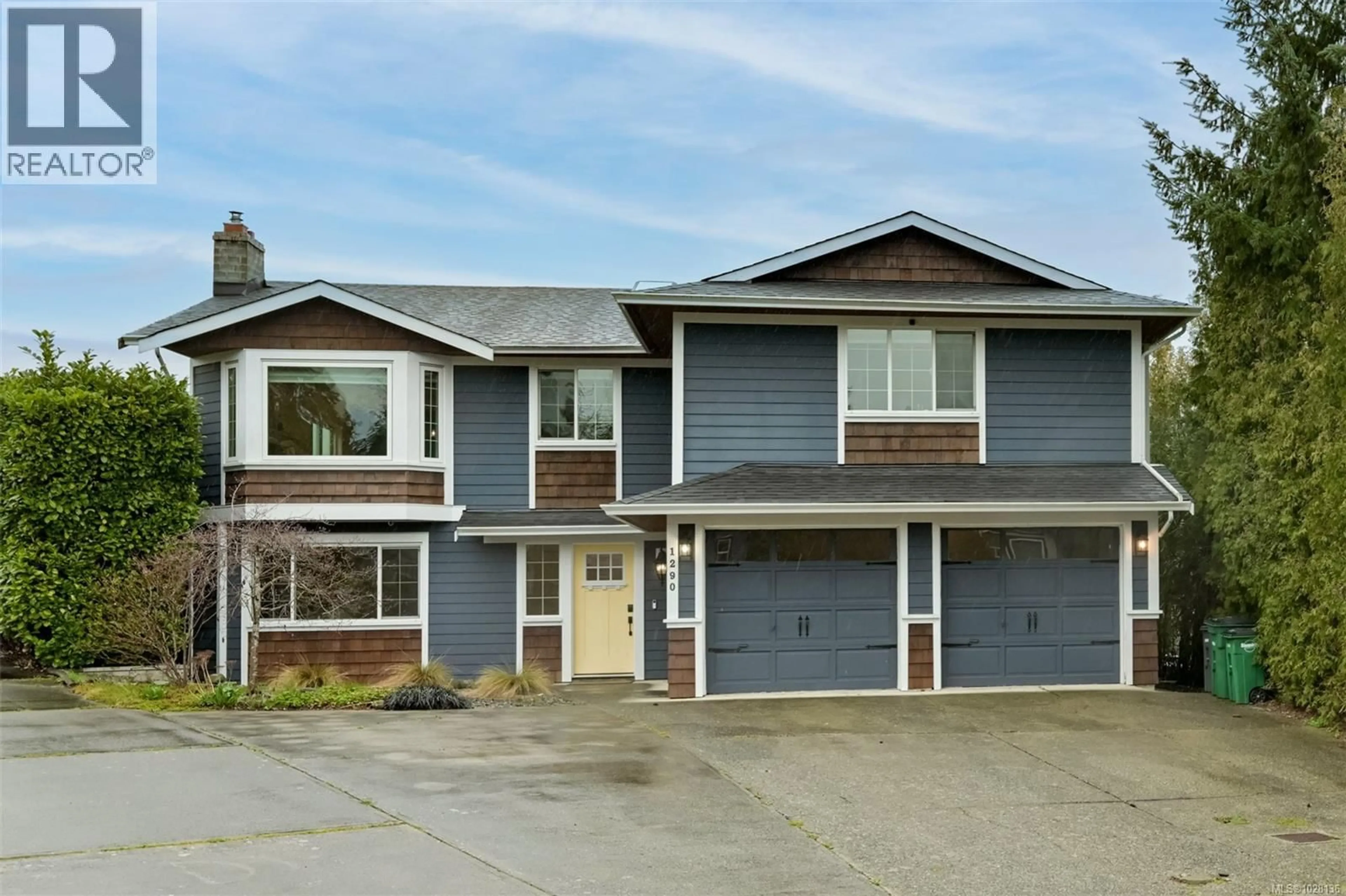 Home with vinyl exterior material, street for 1290 LIDGATE COURT, Saanich British Columbia V8Z7E3