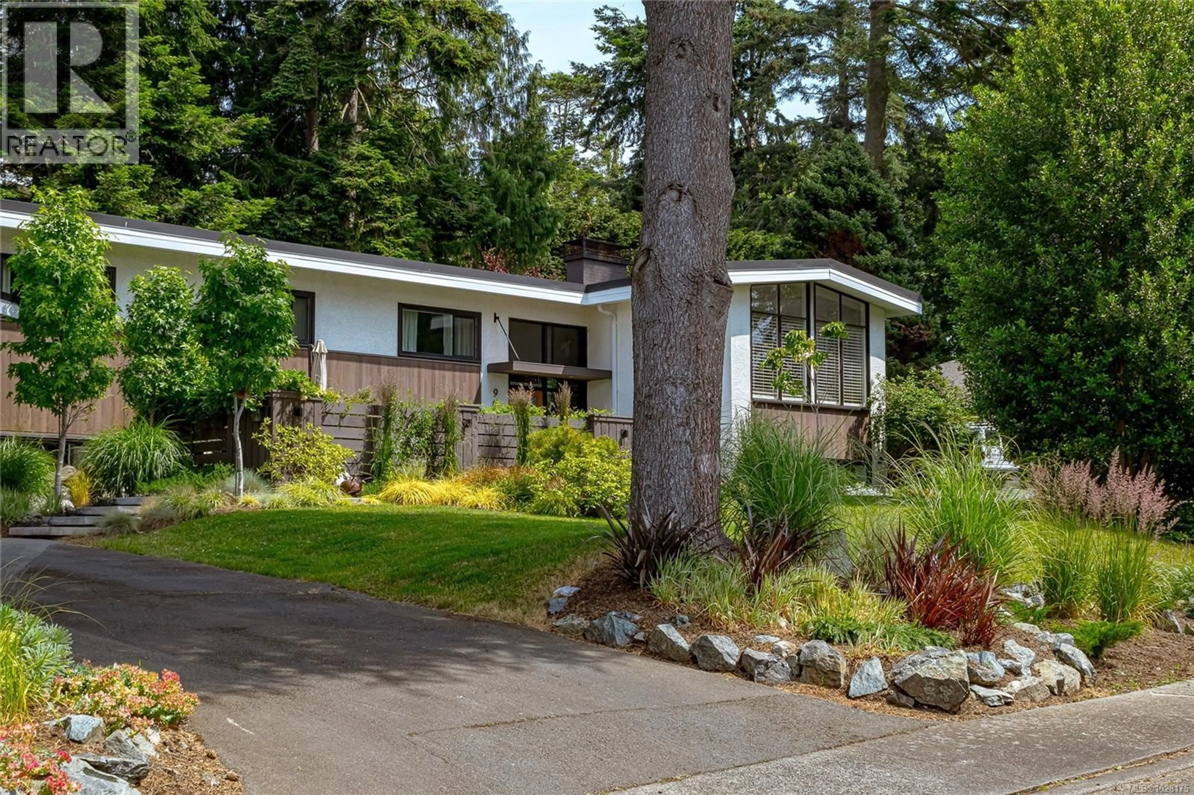 Home with vinyl exterior material, street for 905 DEAL STREET, Oak Bay British Columbia V8S5G4