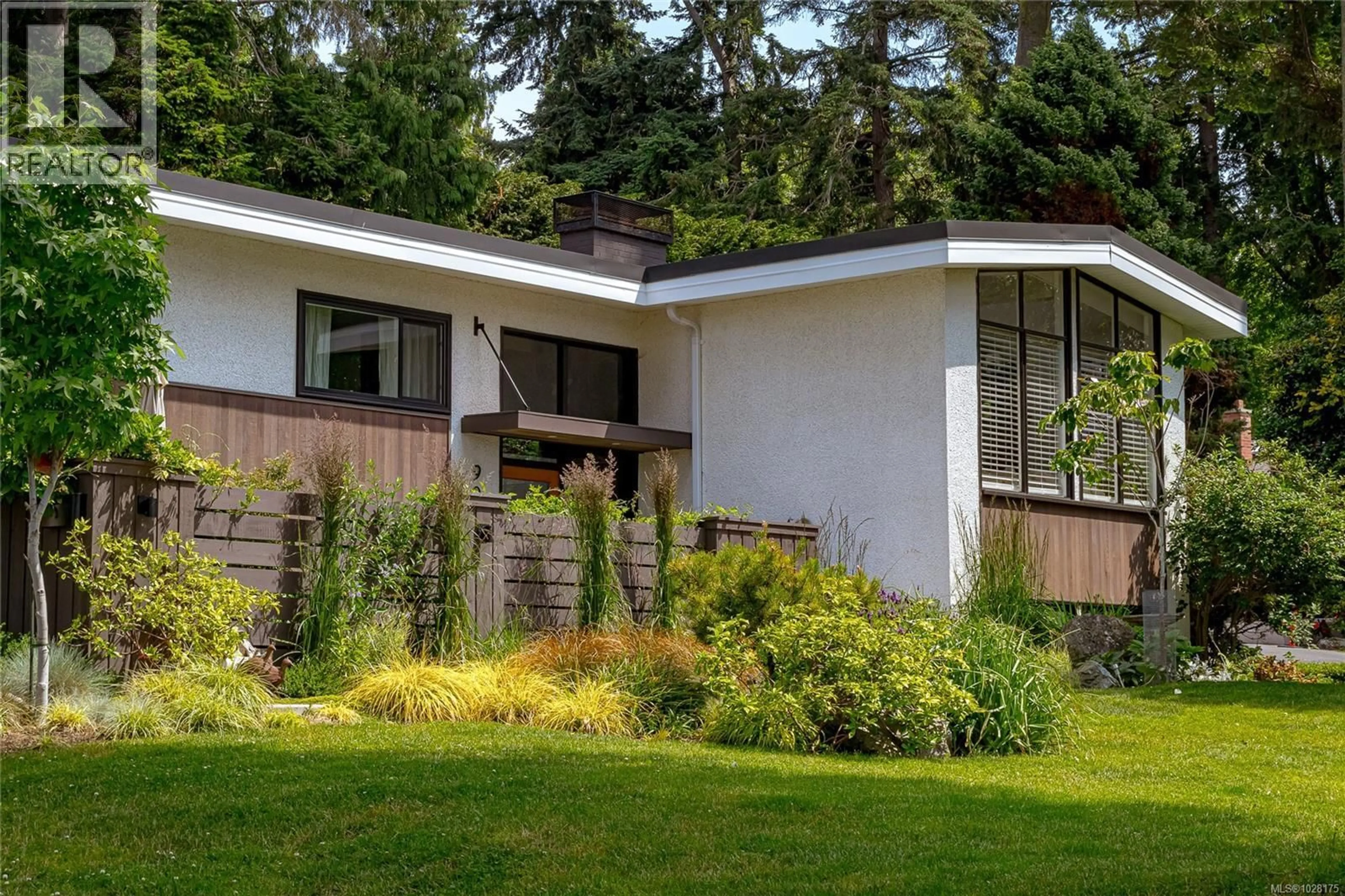 Home with vinyl exterior material, unknown for 905 DEAL STREET, Oak Bay British Columbia V8S5G4