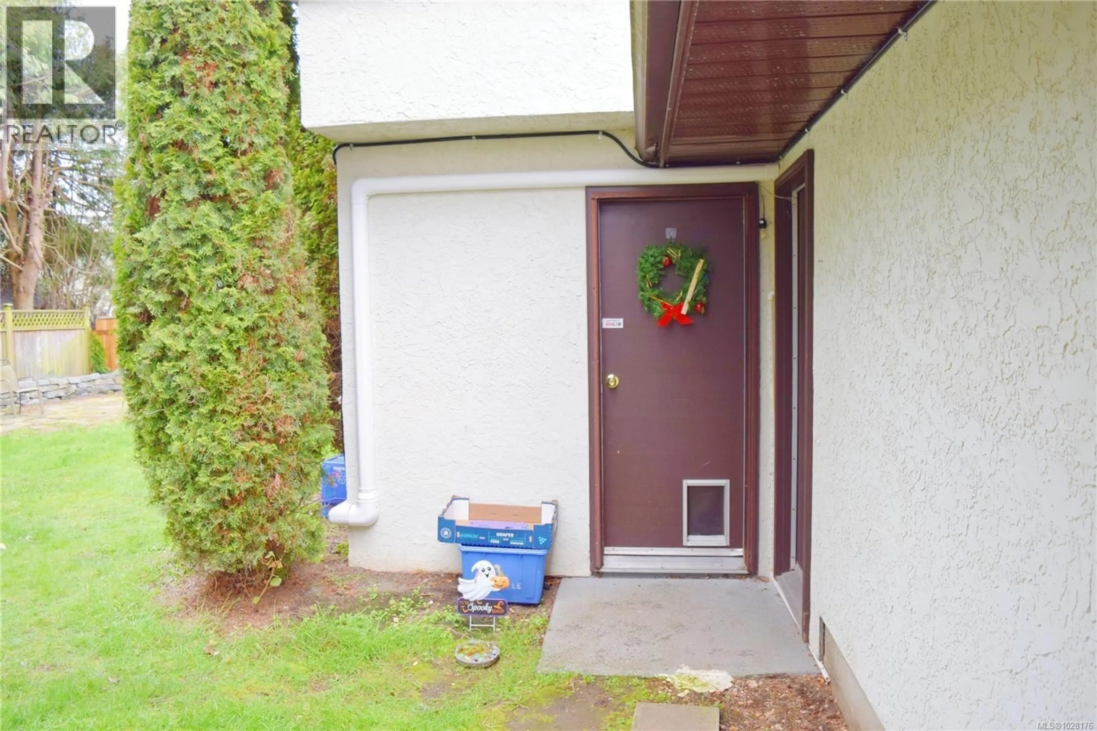 Patio, street for 4091 DAWNVIEW CRESCENT, Saanich British Columbia V8N5J8