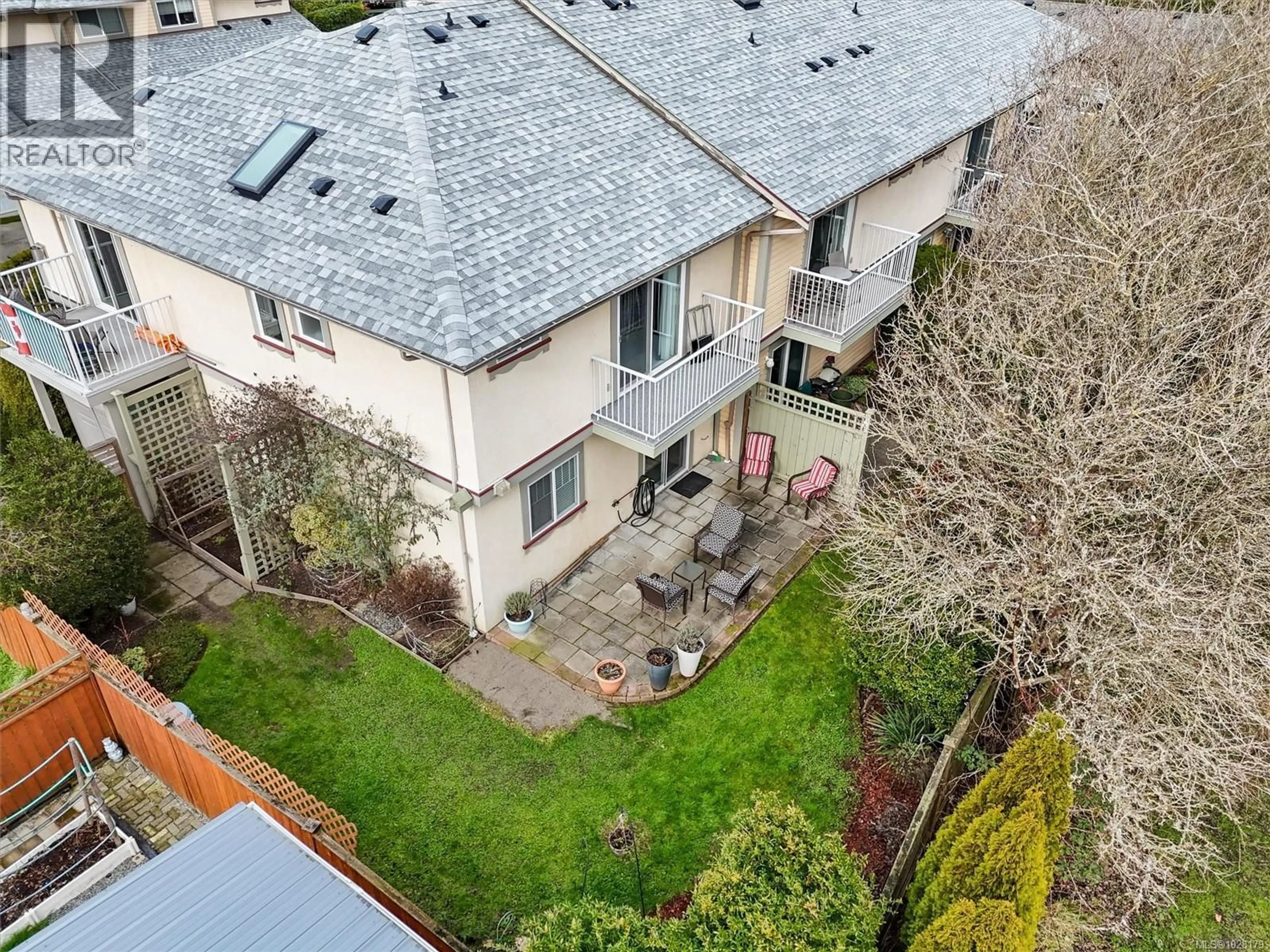 A pic from outside/outdoor area/front of a property/back of a property/a pic from drone, unknown for 7 - 2715 SHELBOURNE STREET, Victoria British Columbia V8R4M3