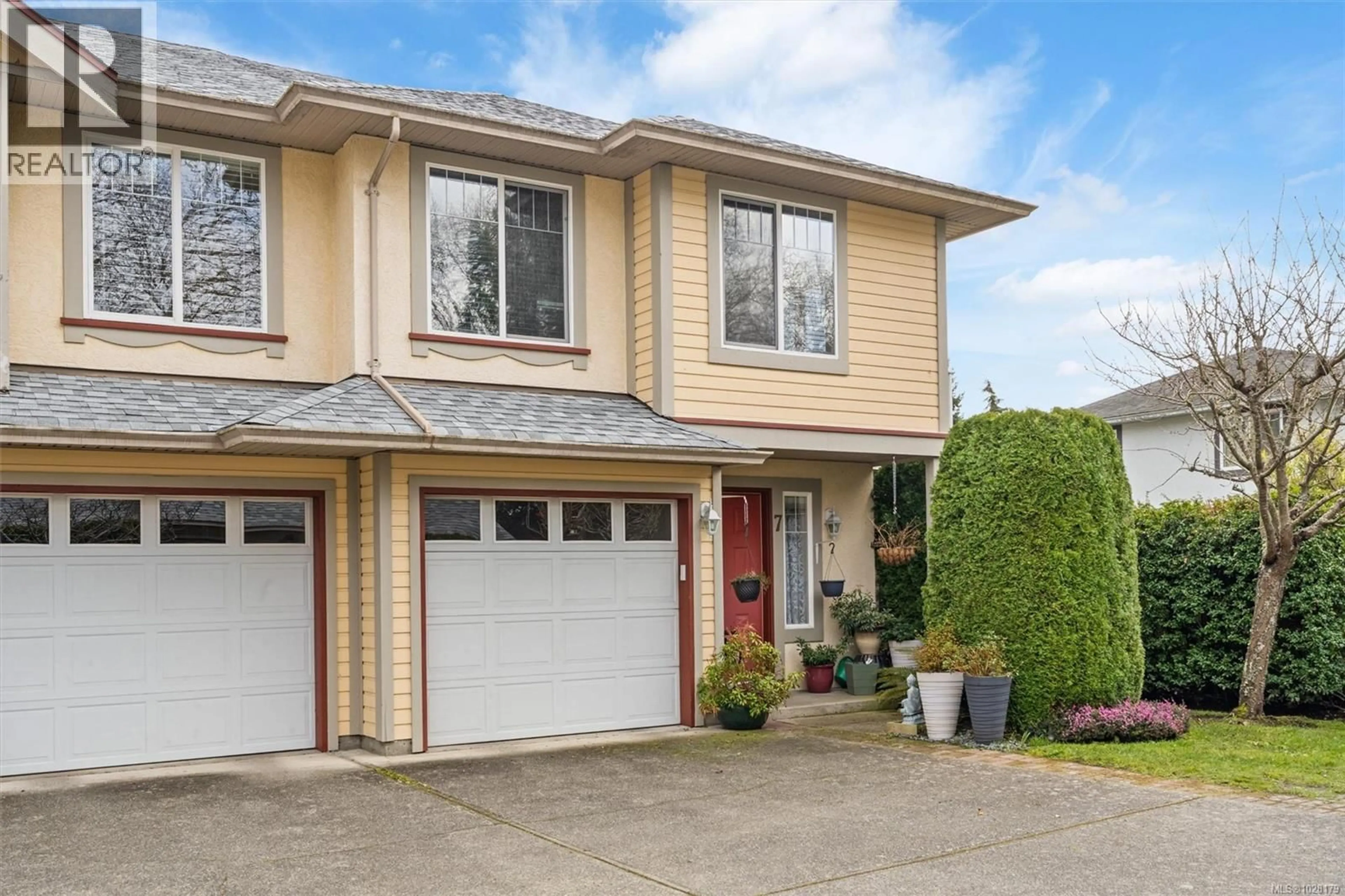 Home with vinyl exterior material, street for 7 - 2715 SHELBOURNE STREET, Victoria British Columbia V8R4M3