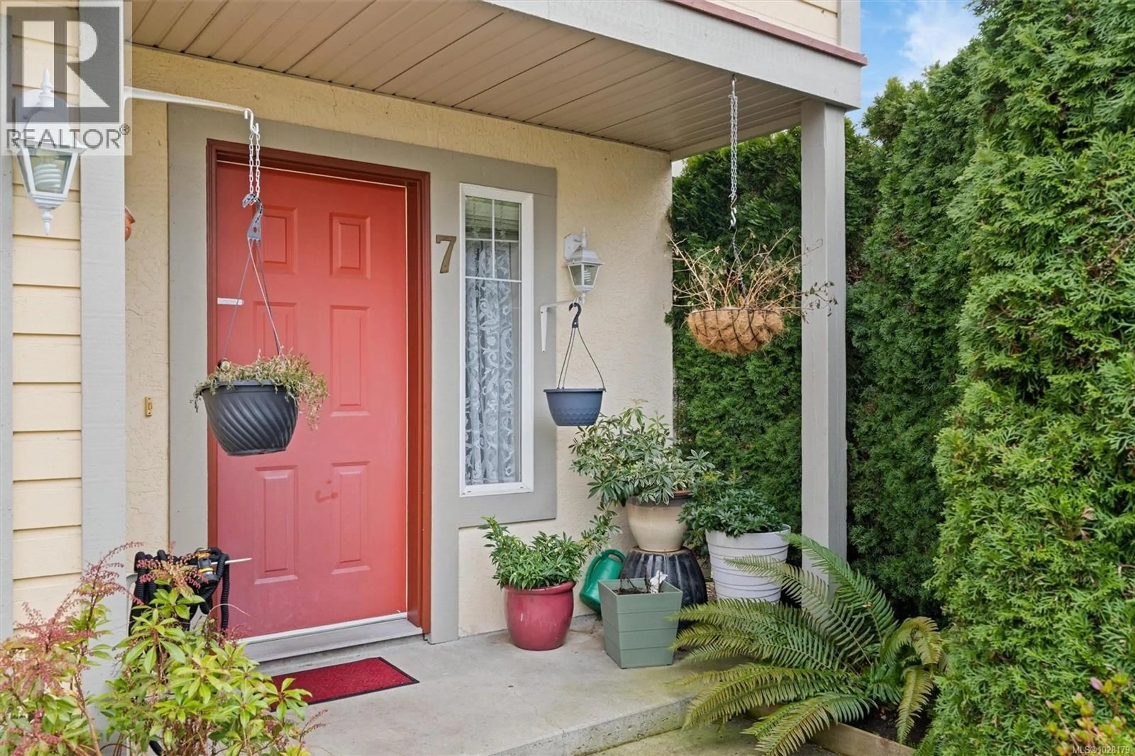 Indoor entryway for 7 - 2715 SHELBOURNE STREET, Victoria British Columbia V8R4M3