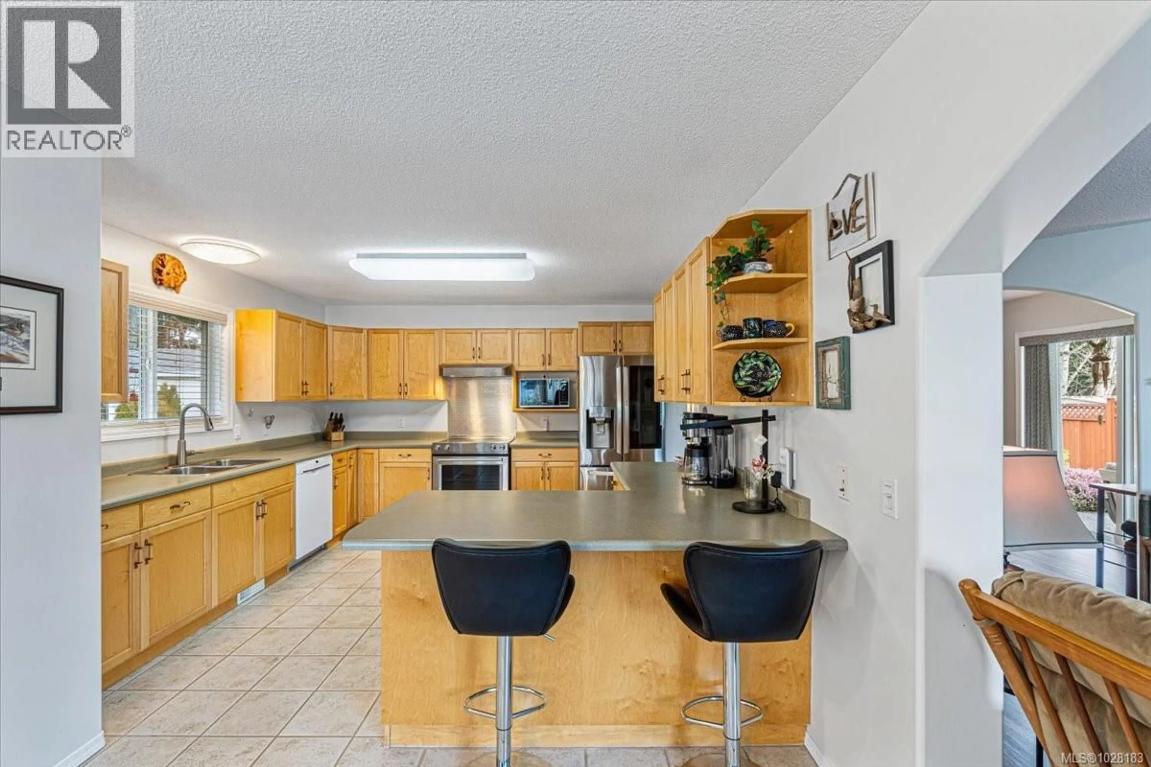 Open concept kitchen, ceramic/tile floor for 3928 VALEWOOD DRIVE, Nanaimo British Columbia V9T6B9