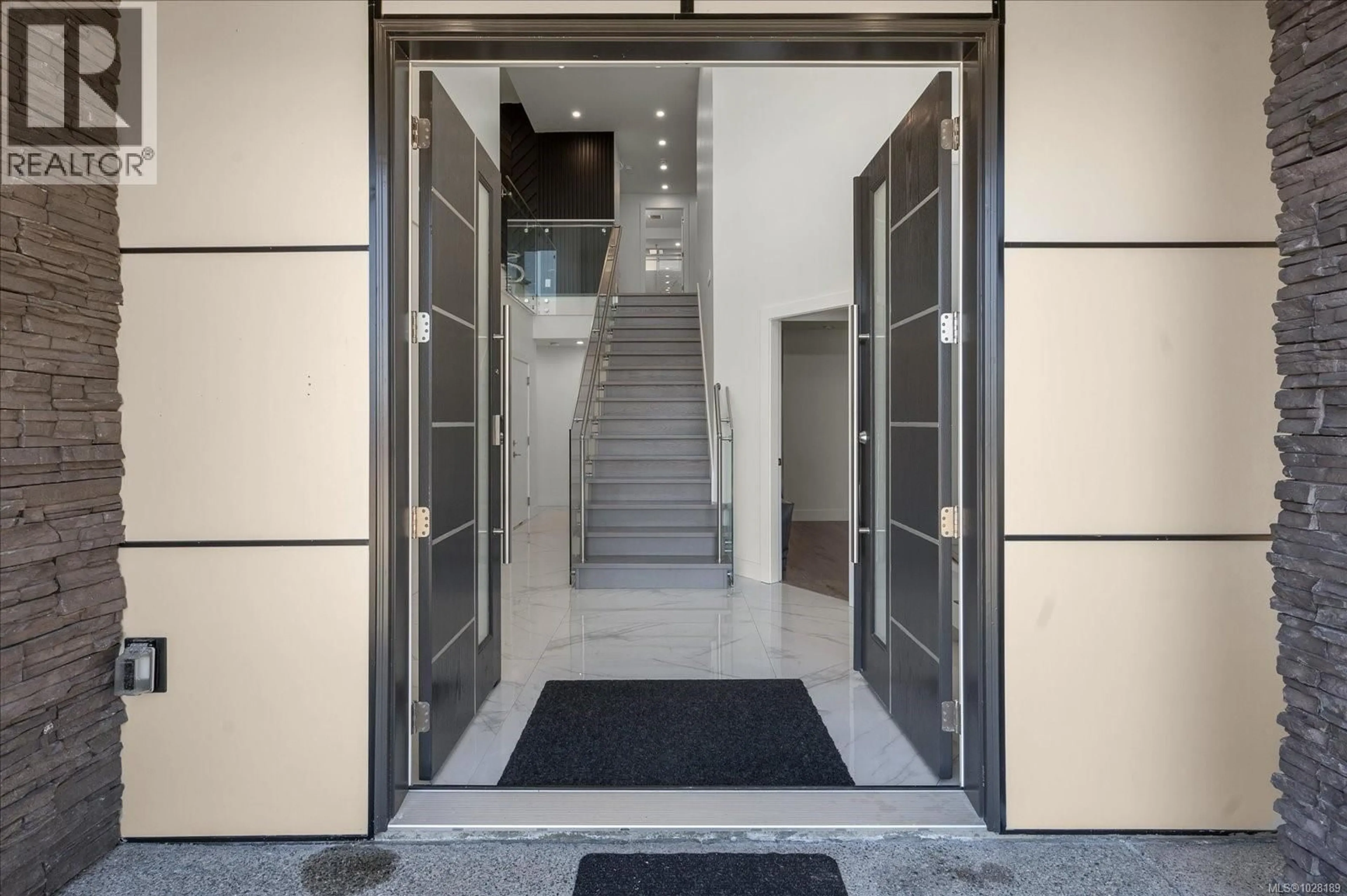 Indoor foyer for 405 COLONIA DRIVE SOUTH, Ladysmith British Columbia V9B0B8