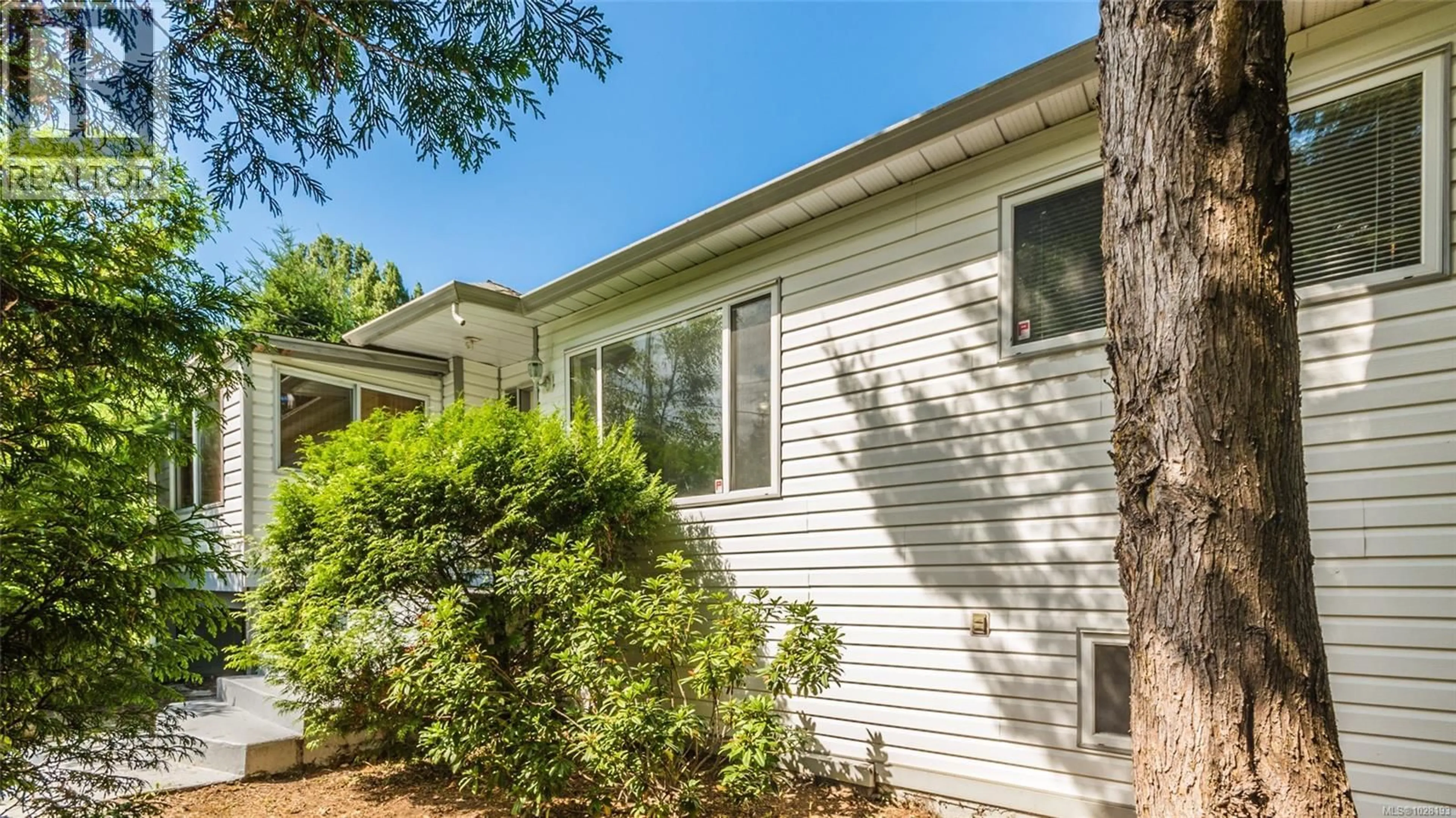 Home with vinyl exterior material, street for 1250 TOWNSITE ROAD, Nanaimo British Columbia V9S1M8