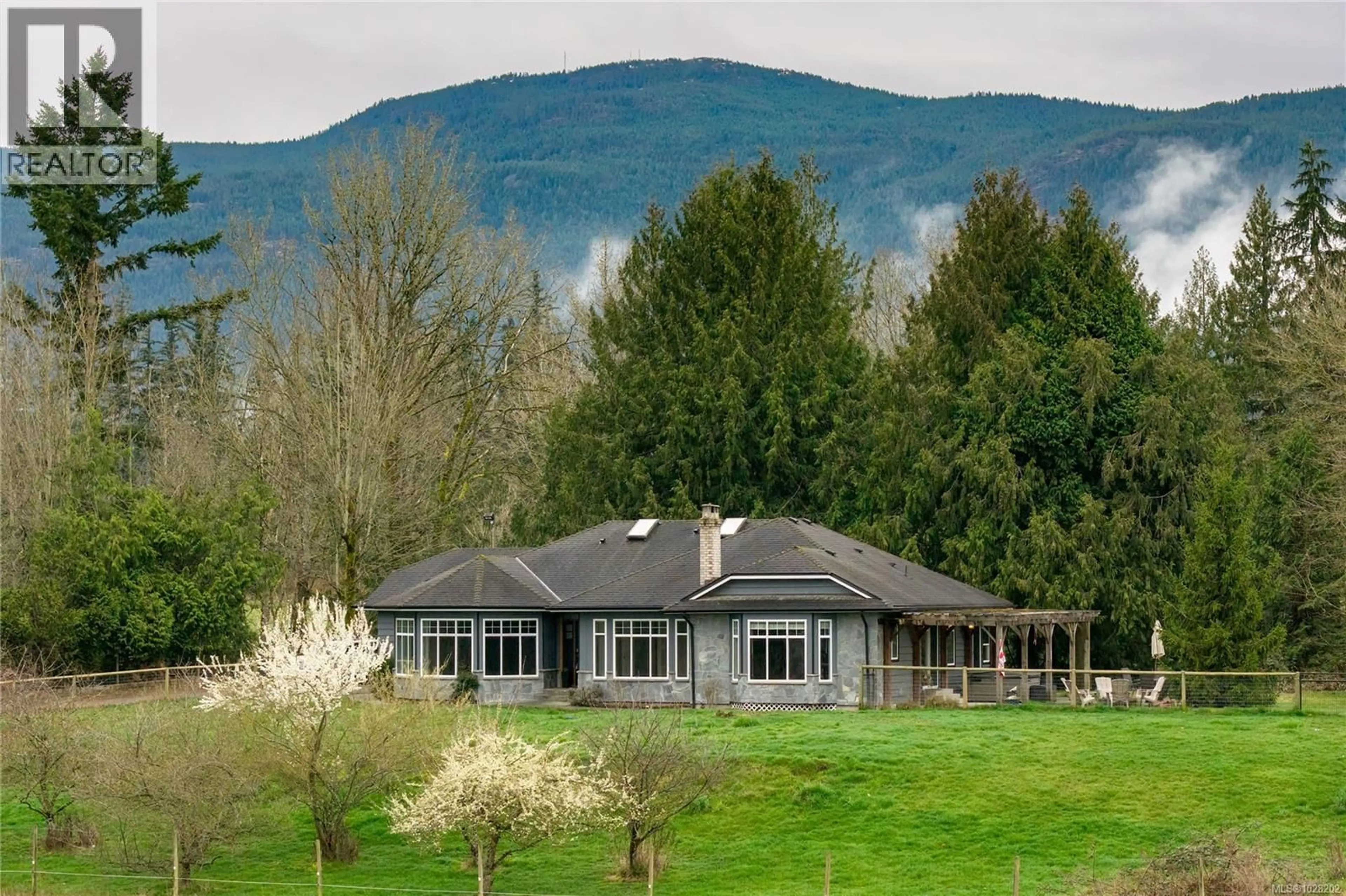 A pic from outside/outdoor area/front of a property/back of a property/a pic from drone, mountain view for 2865 MUNROE ROAD, Nanaimo British Columbia V9R6X4