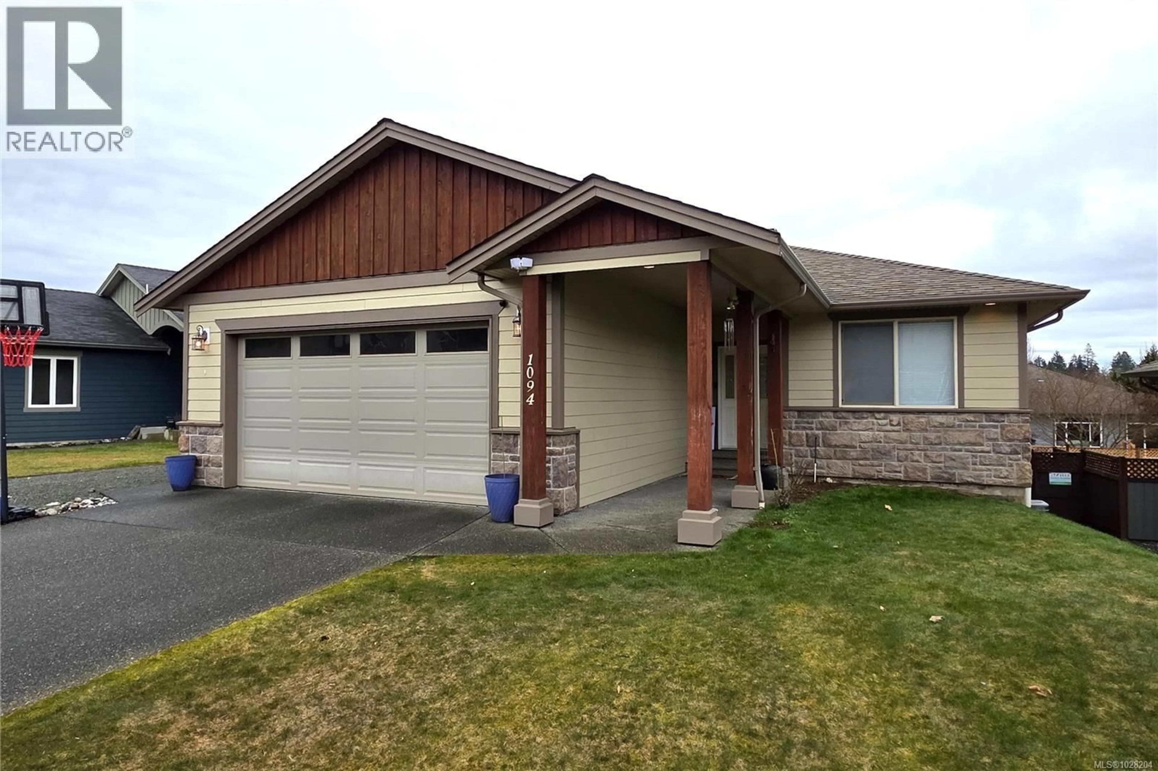 Home with vinyl exterior material, street for 1094 CORDERO CRESCENT, Campbell River British Columbia V9H0B6