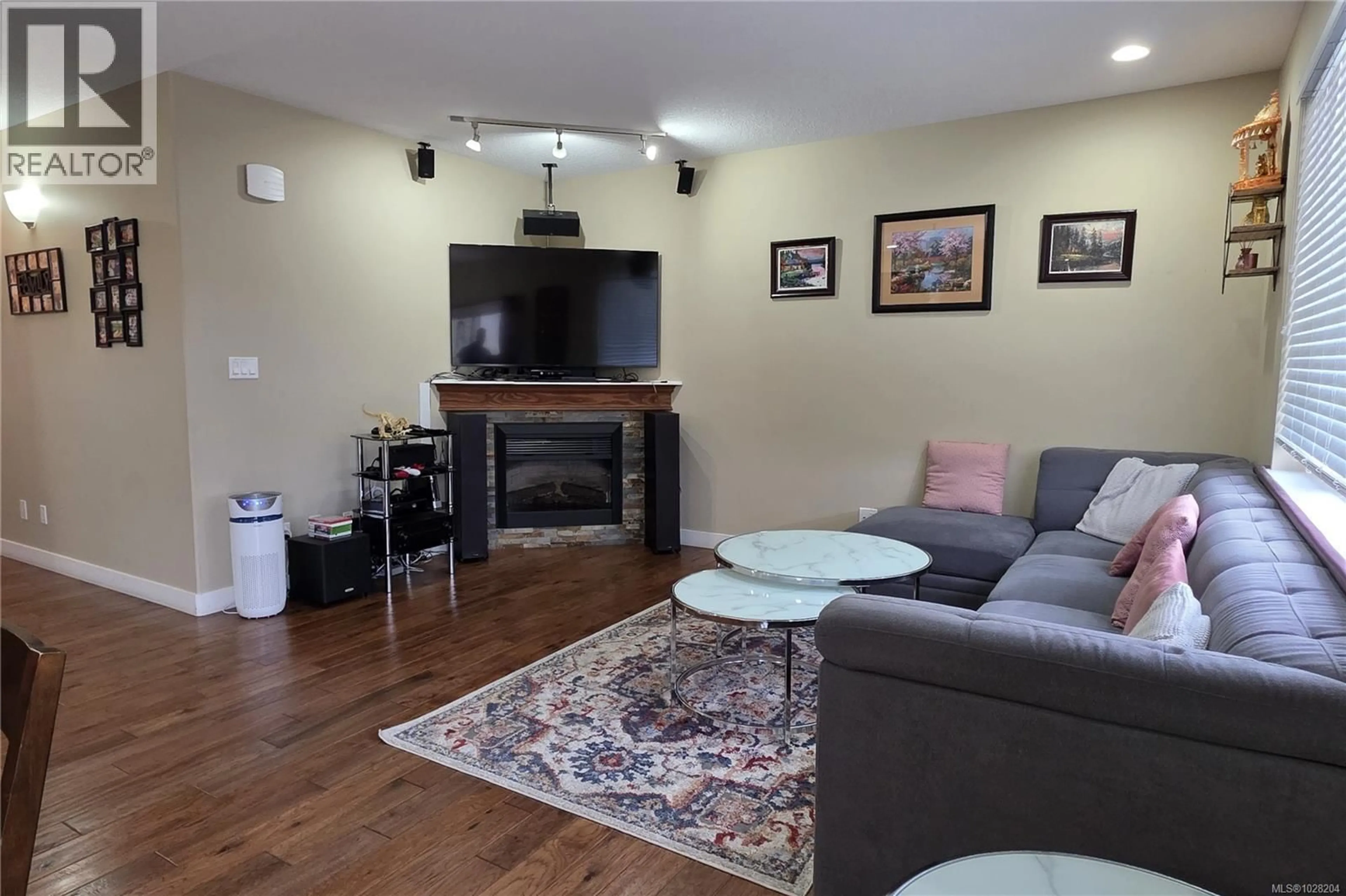 Living room with furniture, wood/laminate floor for 1094 CORDERO CRESCENT, Campbell River British Columbia V9H0B6
