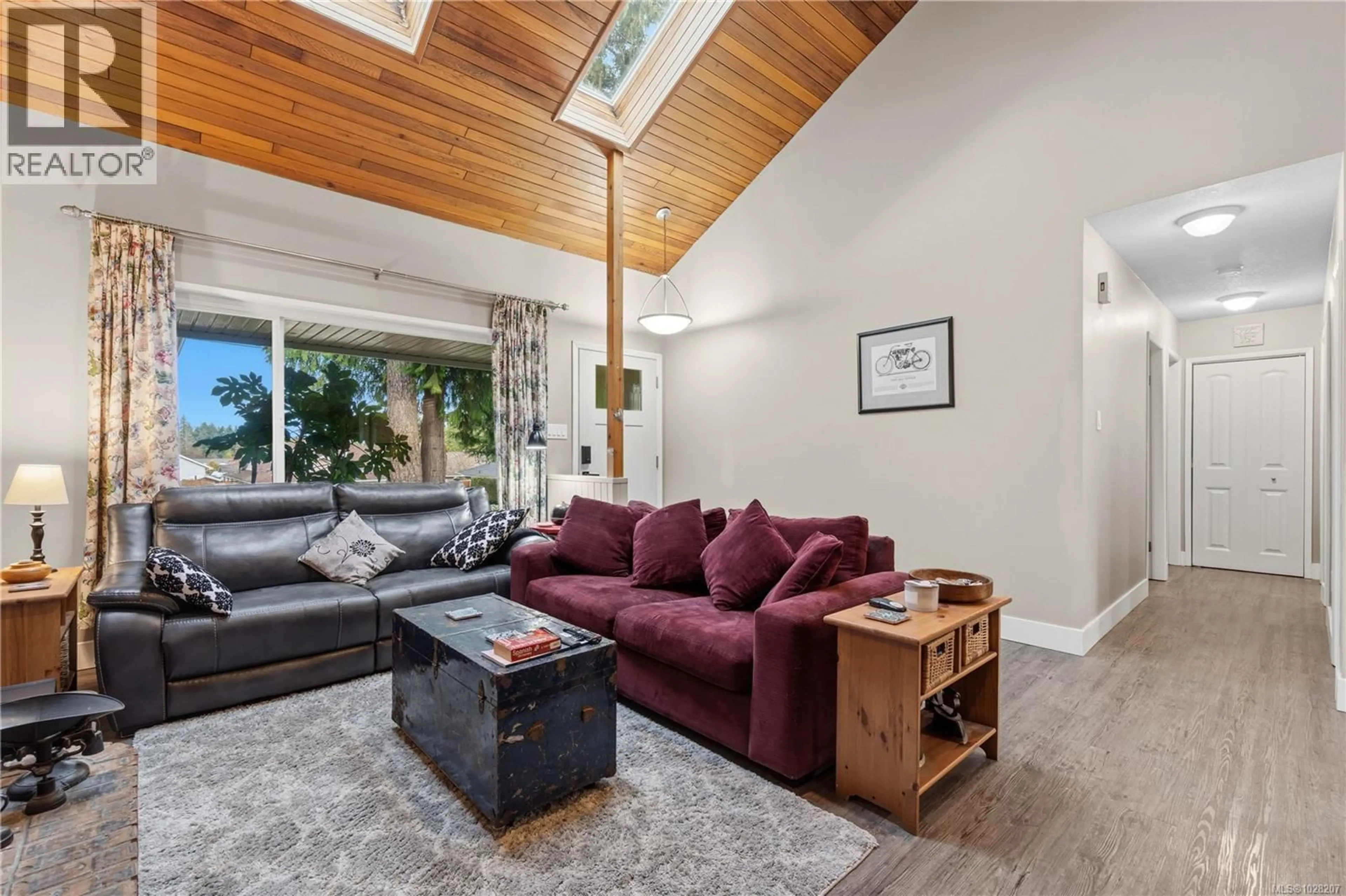 Living room with furniture, wood/laminate floor for 750 BRADBURY AVENUE, Parksville British Columbia V9P1B8