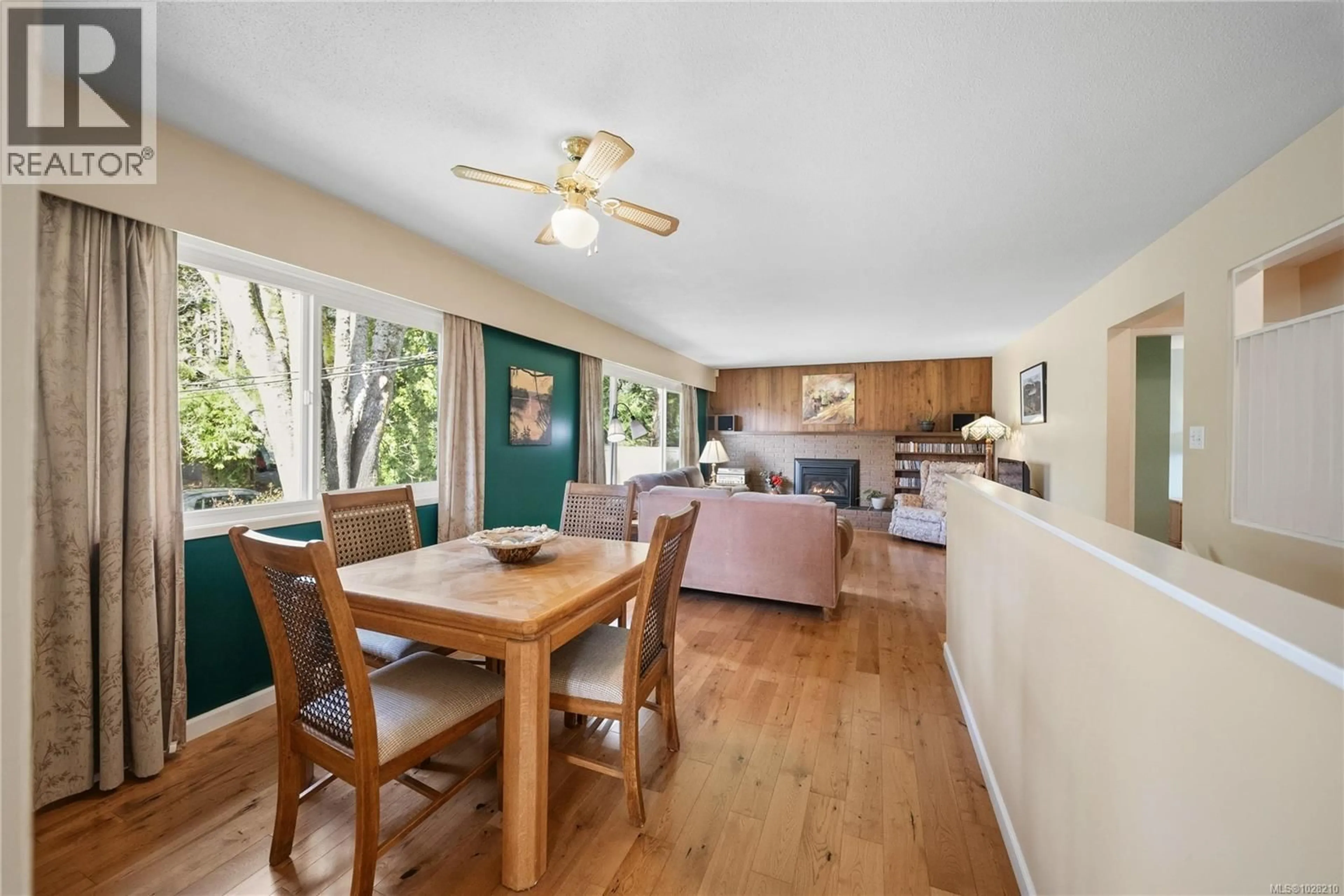 Dining room, wood/laminate floor for 101 EAGLE CRESCENT, Nanaimo British Columbia V9S2S7