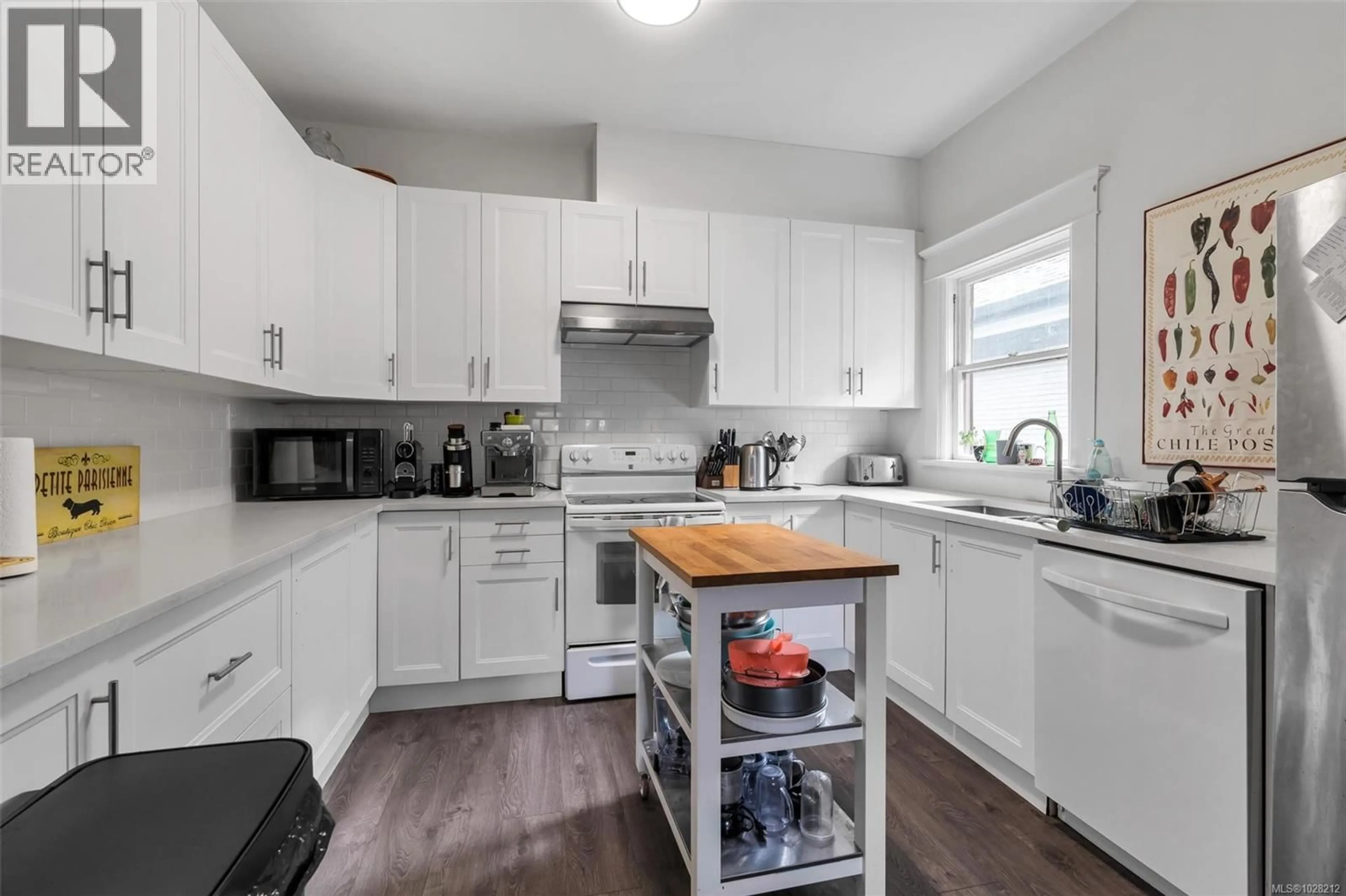 Standard kitchen, unknown for 2652 BLACKWOOD STREET, Victoria British Columbia V8T3W3